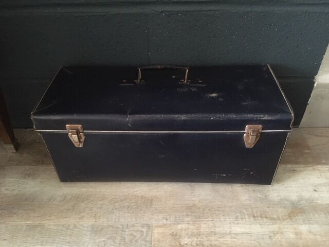 Valise ancienne parallélépipédique bleue