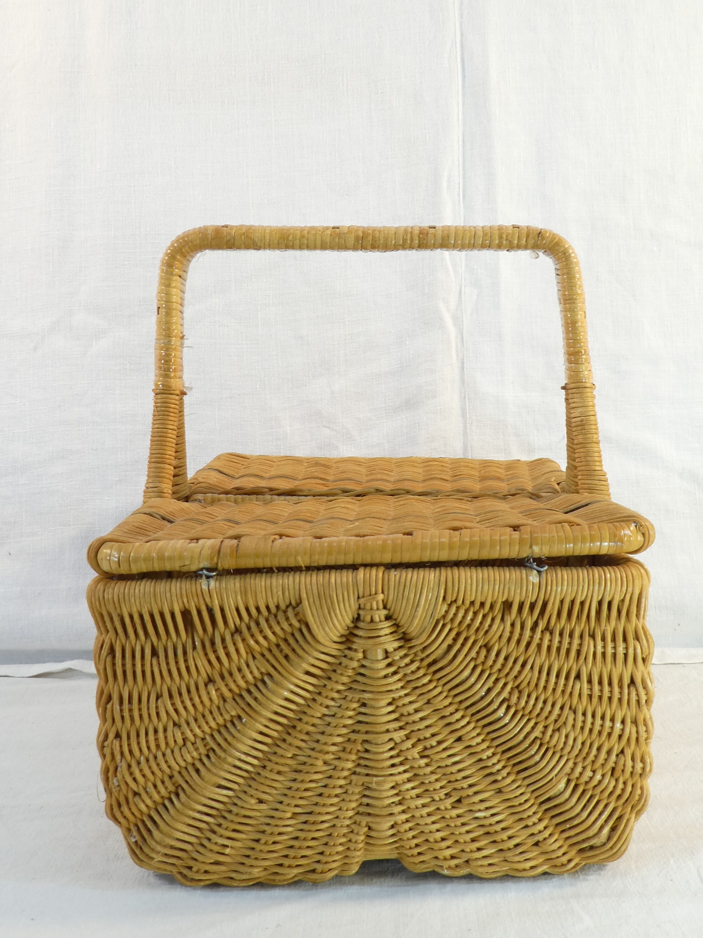 Former PIQUE-NIQUE basket has double-beating wicker
