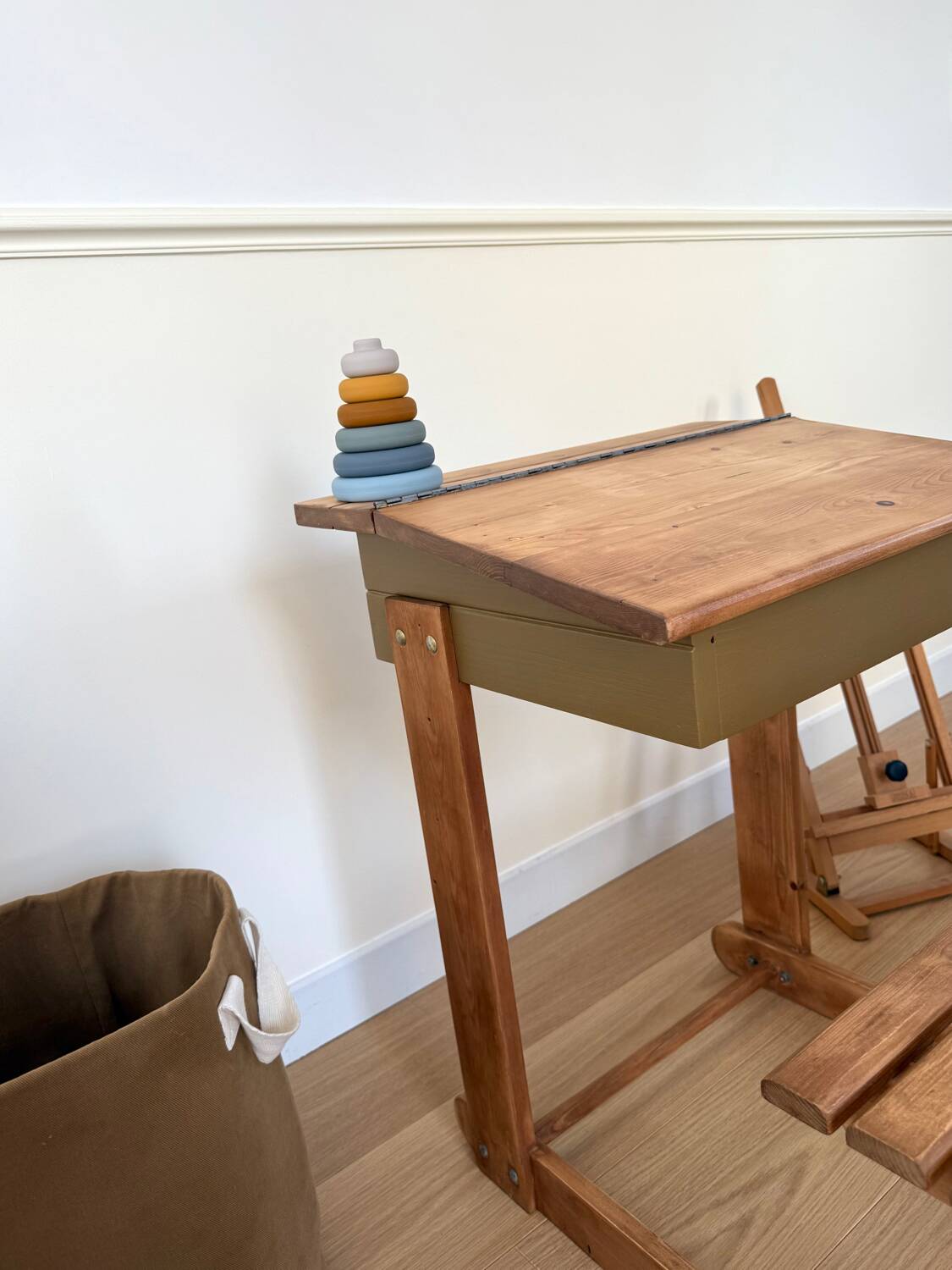 Bureau d’écolier en bois, rénové