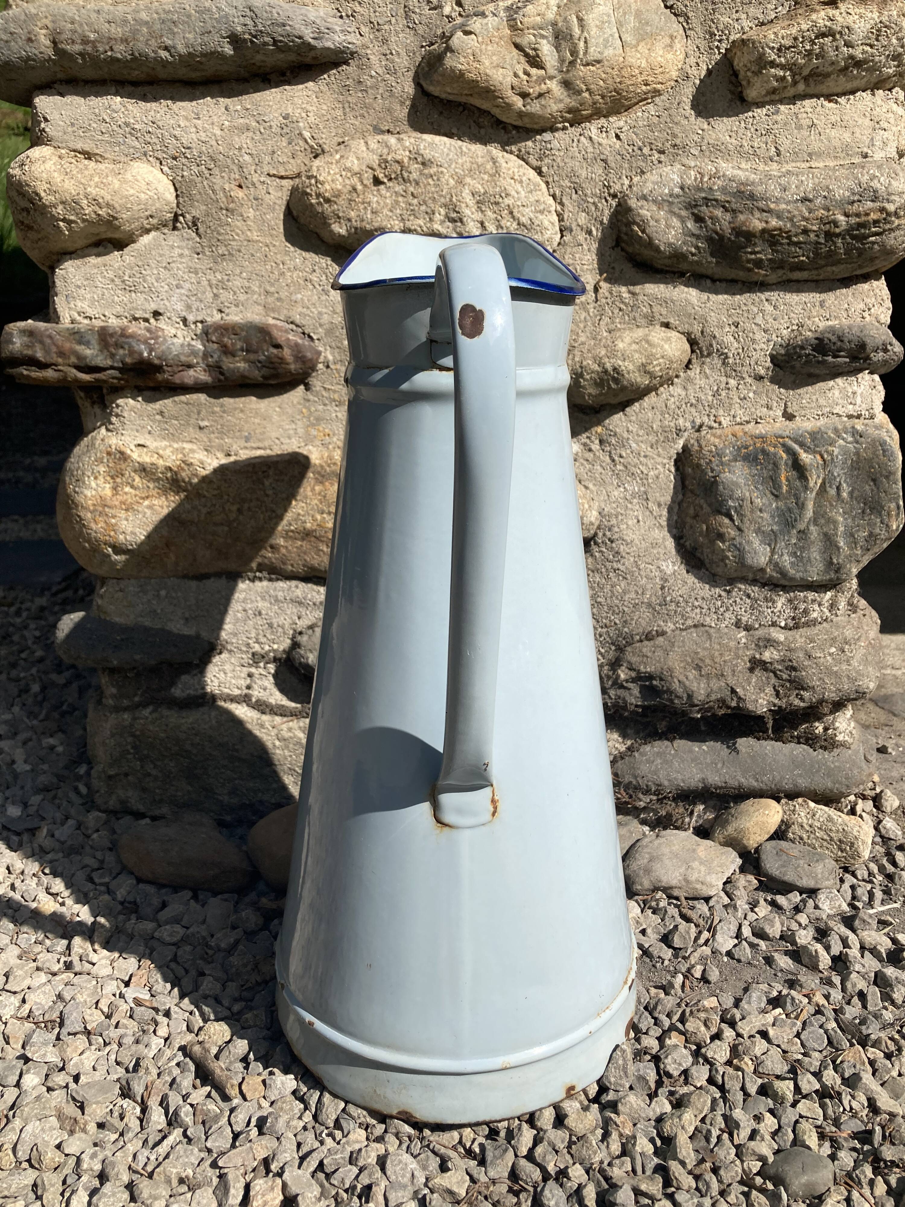 Broc in enamelled blue sheet metal