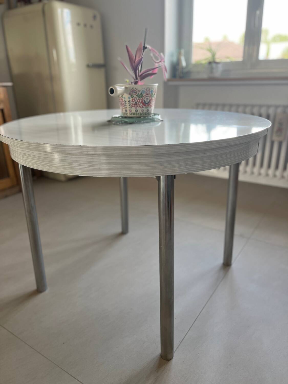 Table ronde extensible en formica, années 70