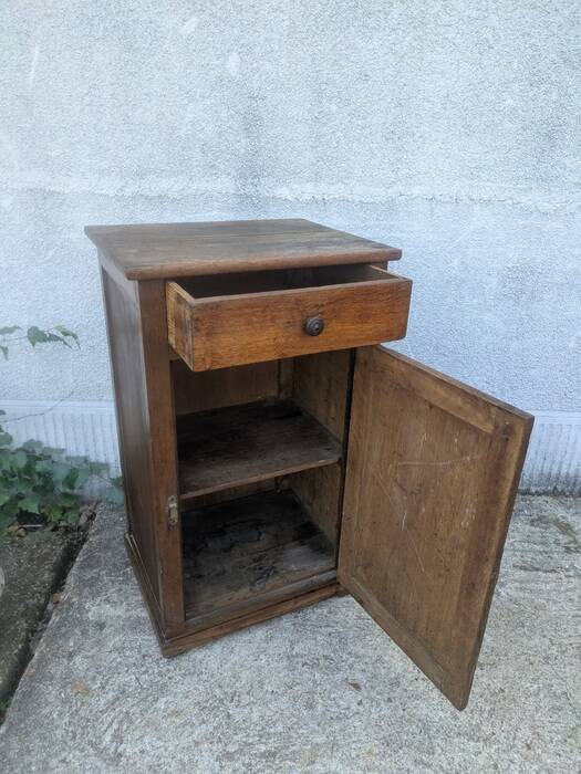 Parisian buffet with one door