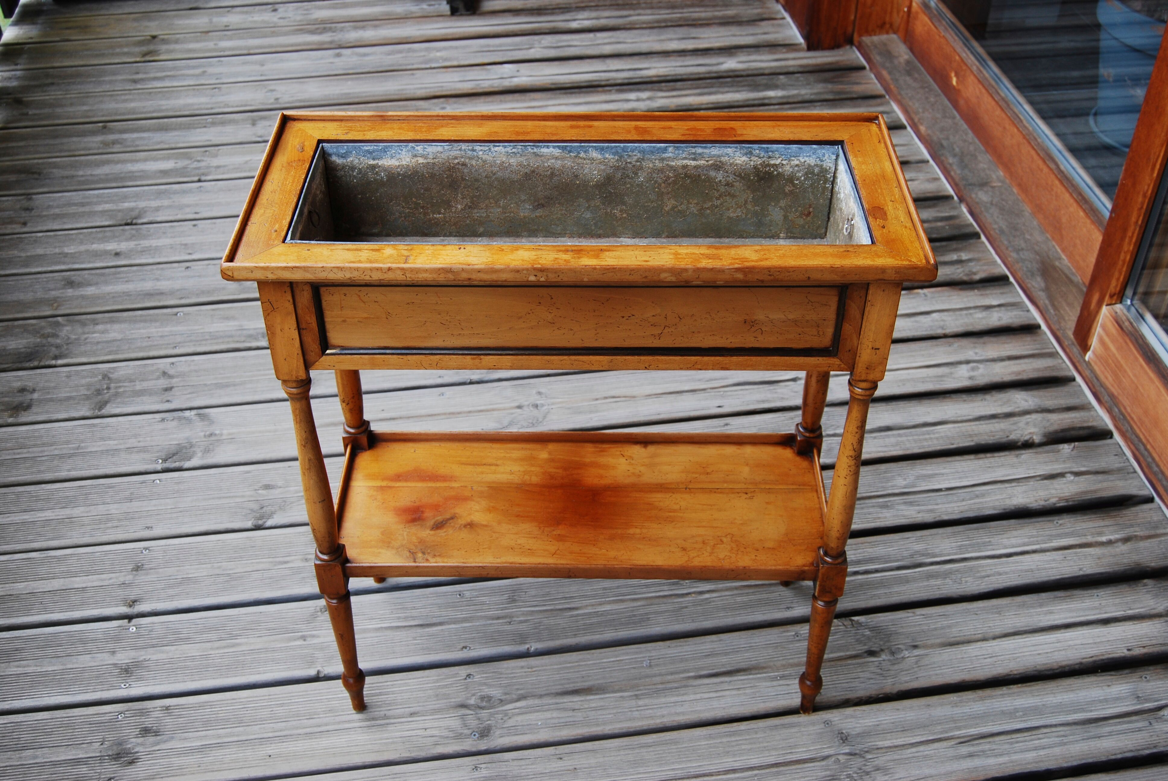 Executive-style indoor planter on feet