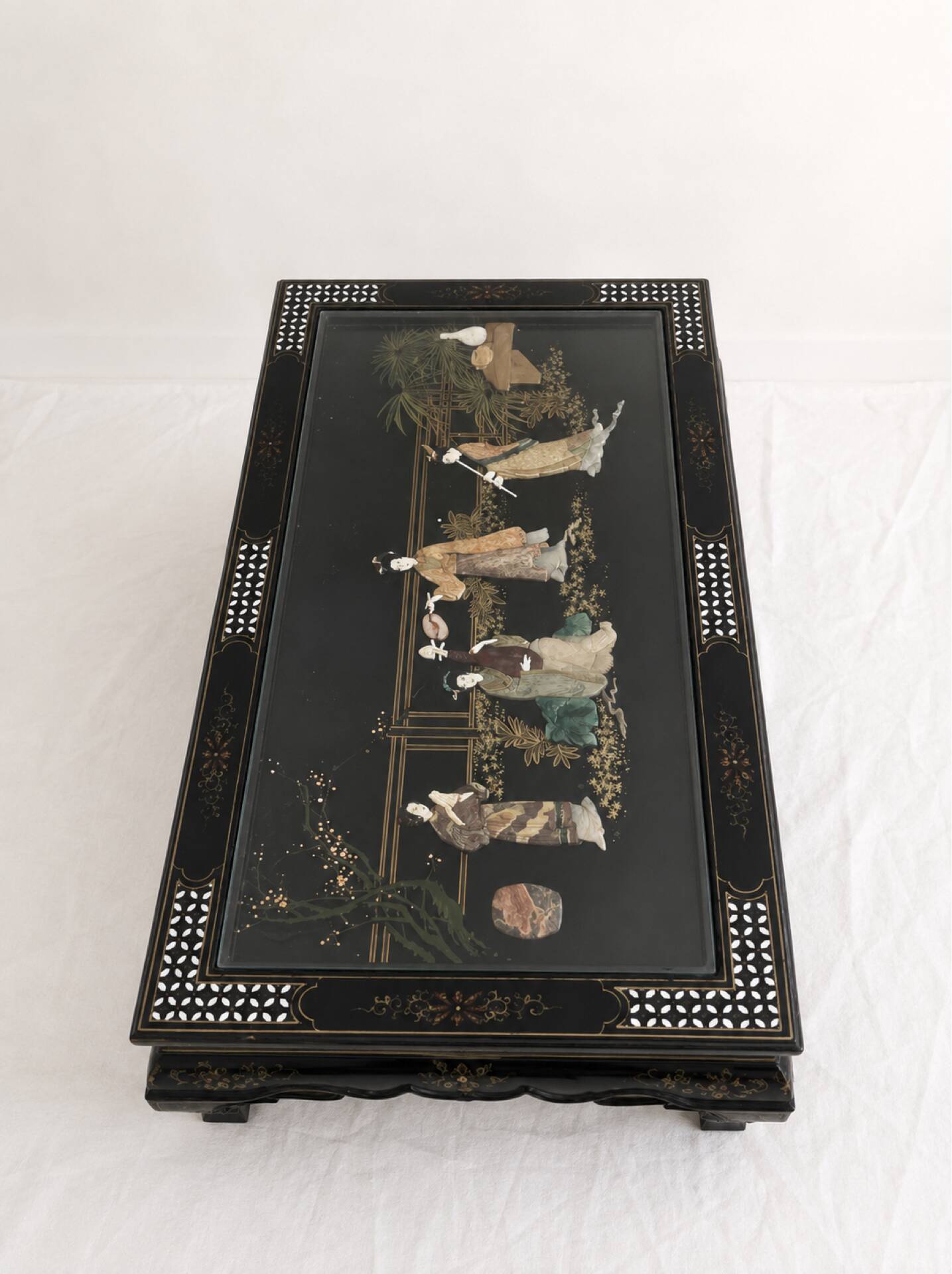 Table basse style chinois en bois noir et incrustrations de nacre