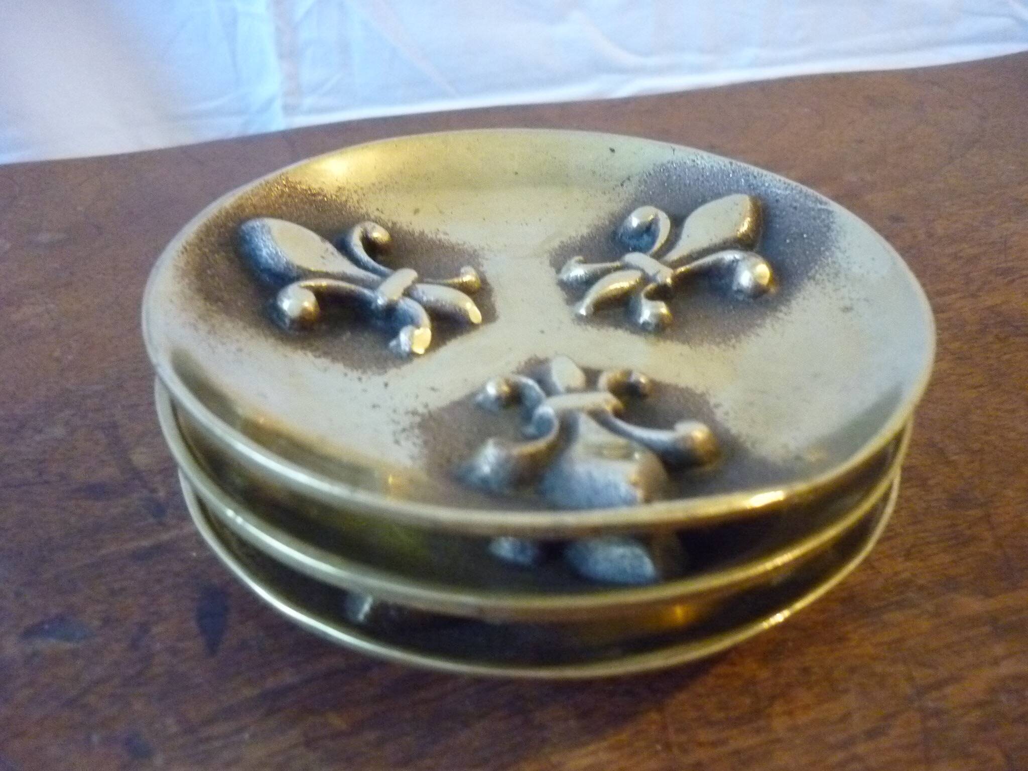 Bronze bowl decorated with fleur-de-lis