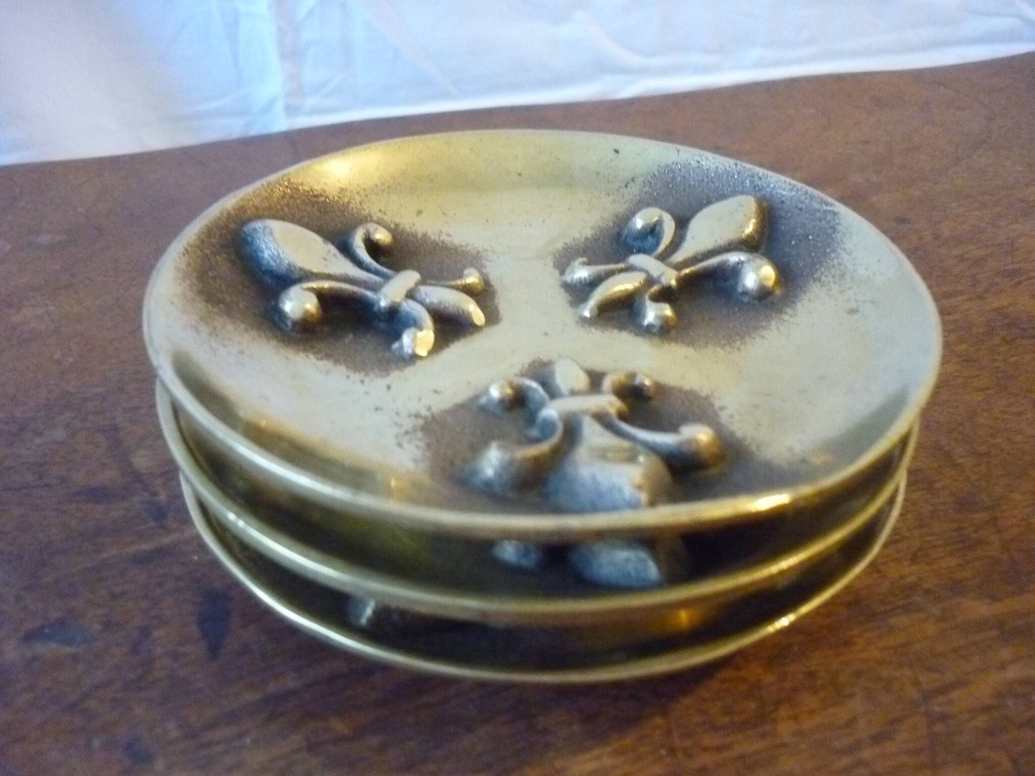 Coupelle en bronze décorée de fleurs de lys