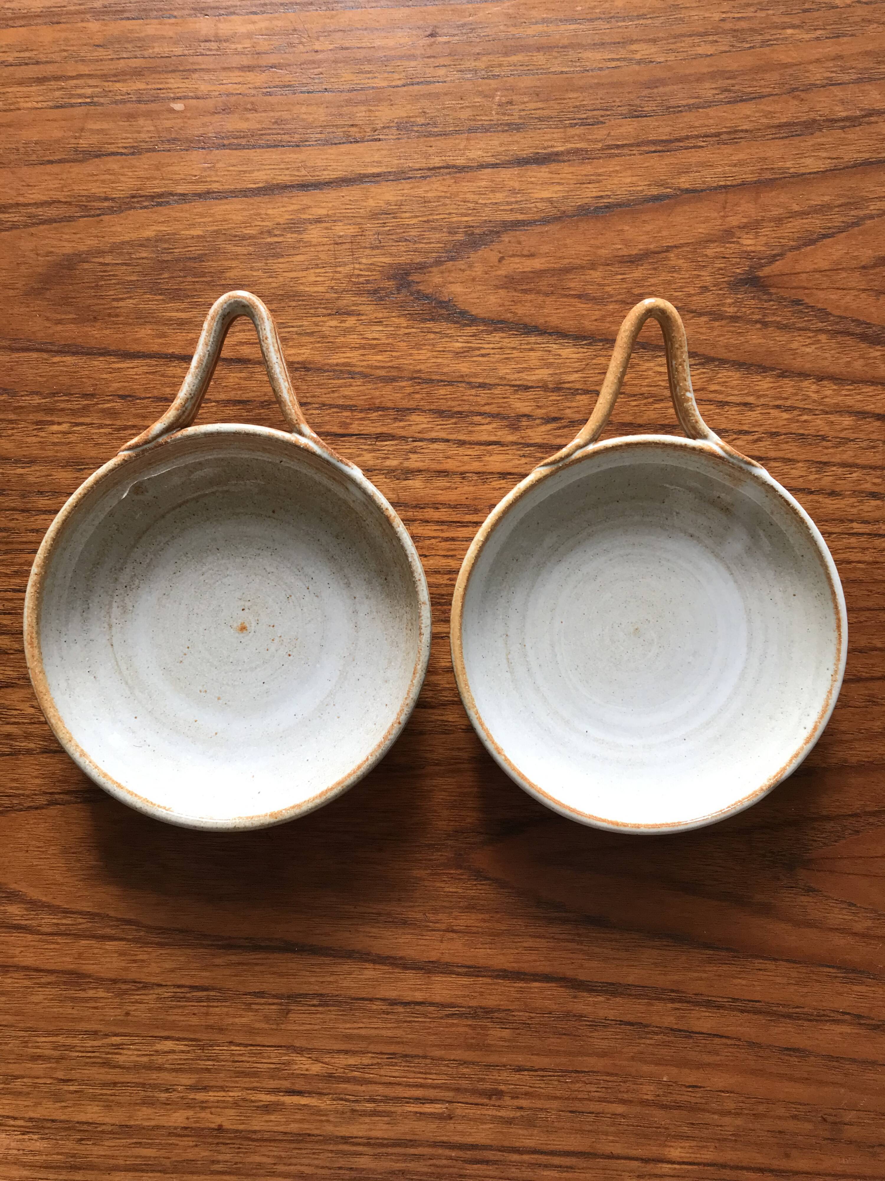 Pair of sandstone raviers