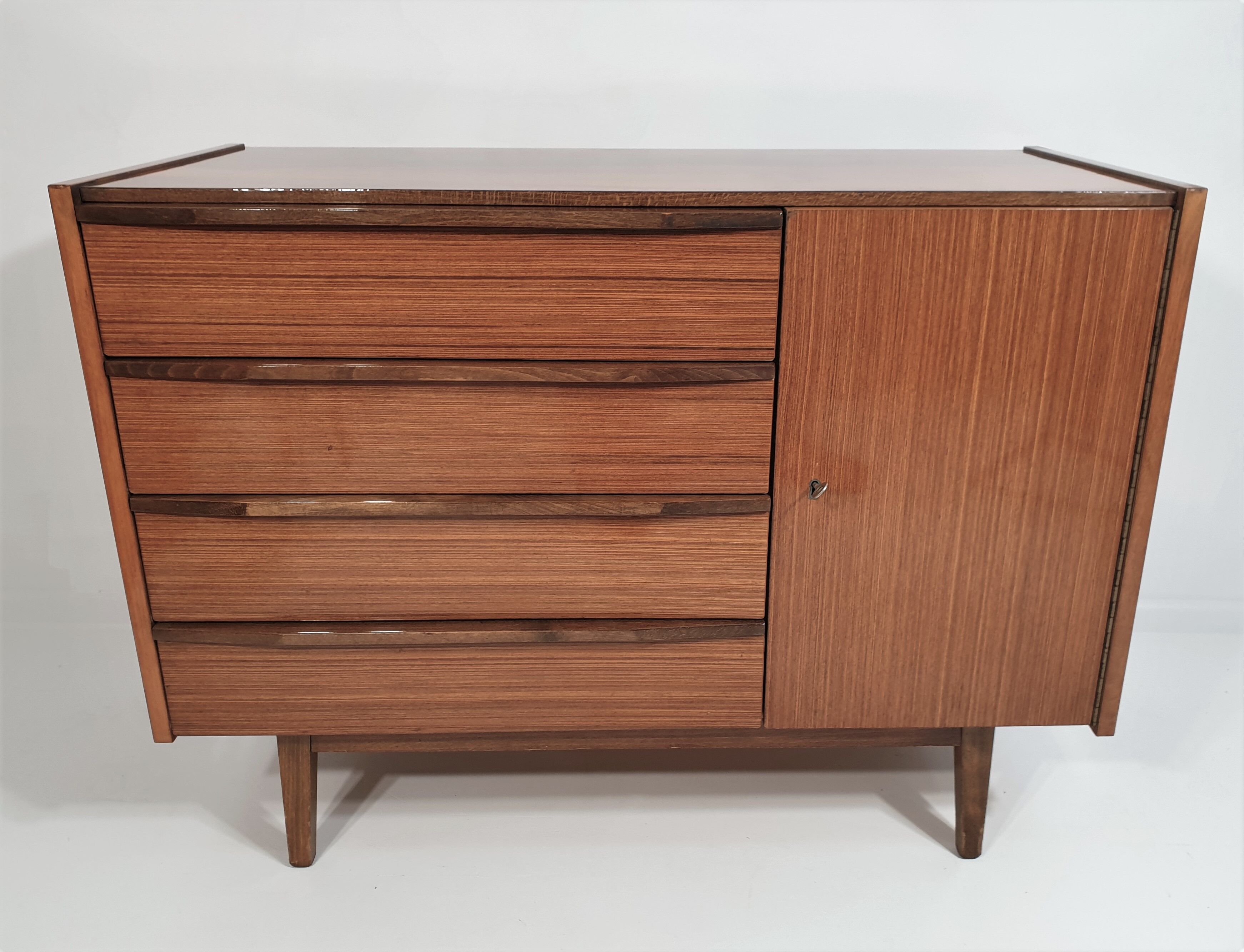 Commode vintage d’Interier Praha, années 1970