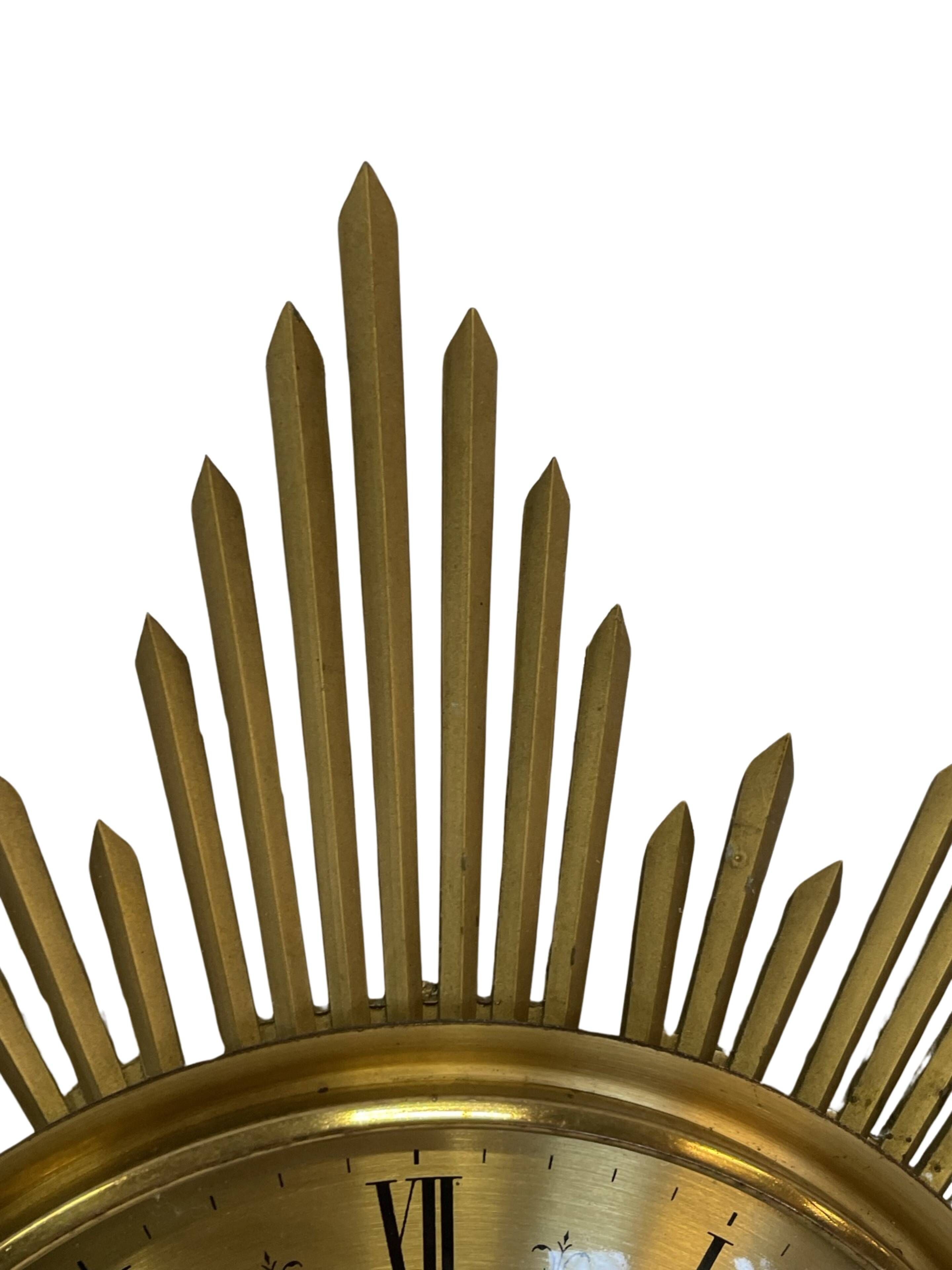 Horloge vintage sunburst de couleur dorée, design Junghans des années 1970