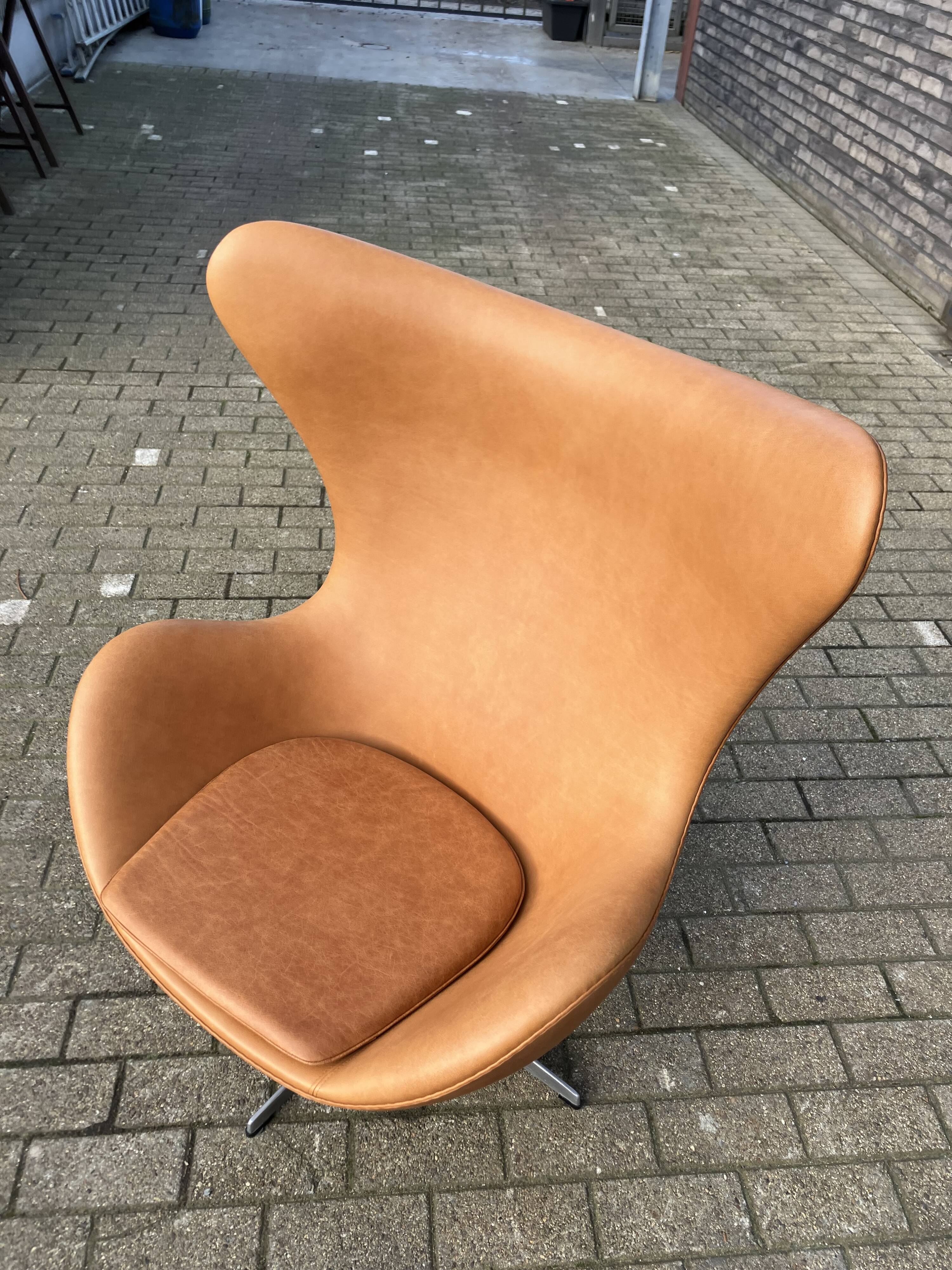 Original Fritz Hansen Egg chair from 1983 in perfect condition, new!! Rustic Cognac Camel Leather