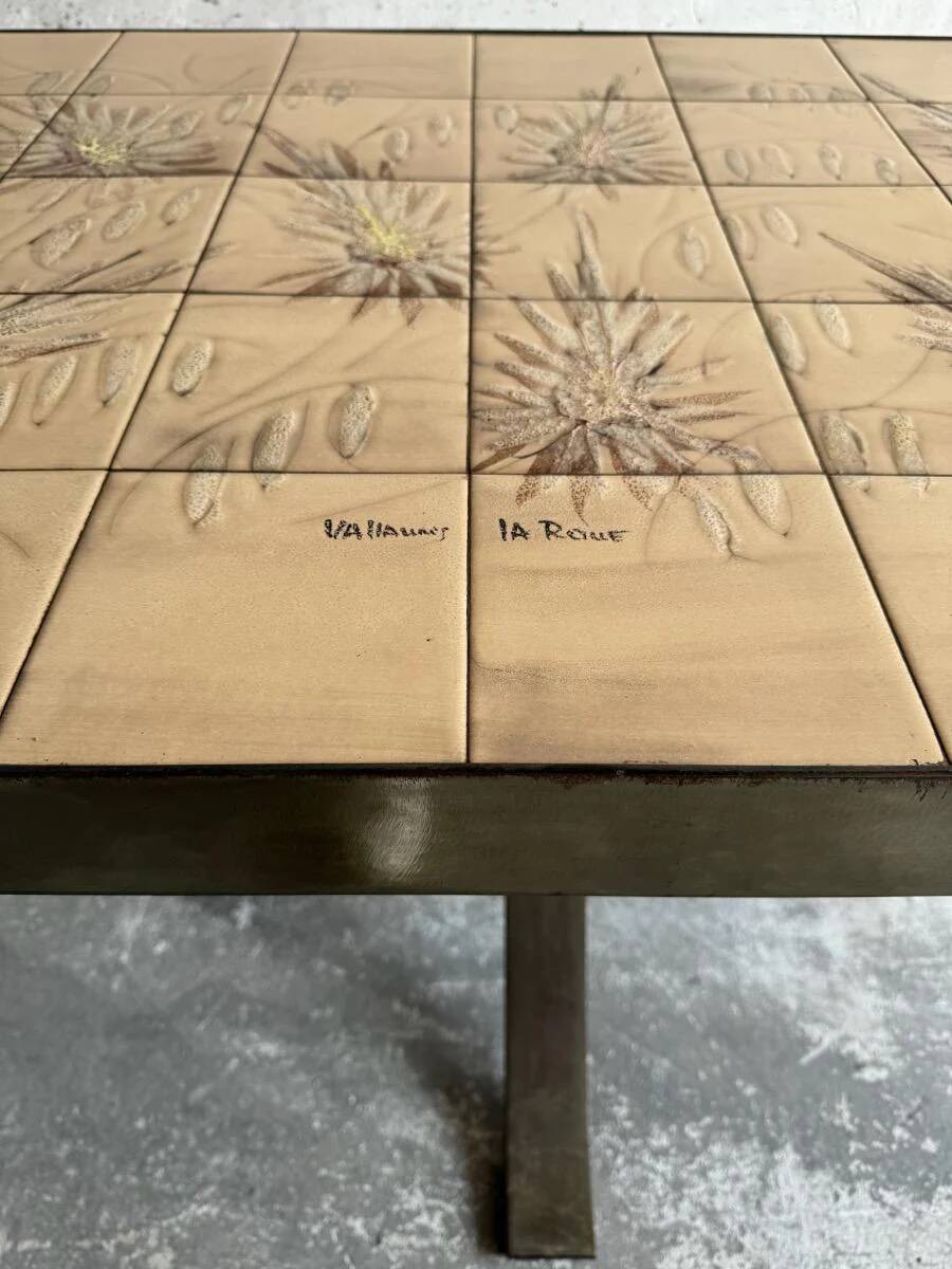 Table d'appoint élégante en bois brun foncé, style années 1950, rare et raffinée. Dimensions : 134 × 67 × 67 cm.