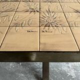 Table d'appoint élégante en bois brun foncé, style années 1950, rare et raffinée. Dimensions : 134 × 67 × 67 cm.