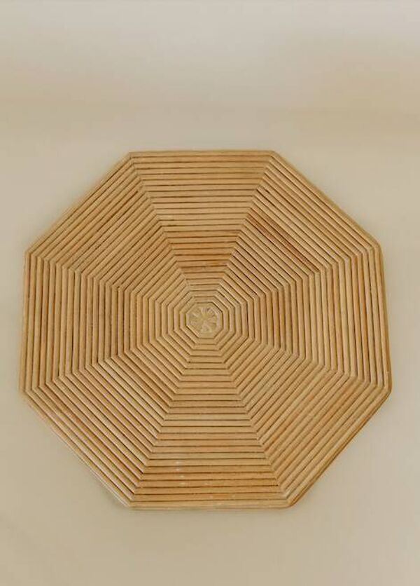 Petite table d’appoint octogonale en rotin couleur crème