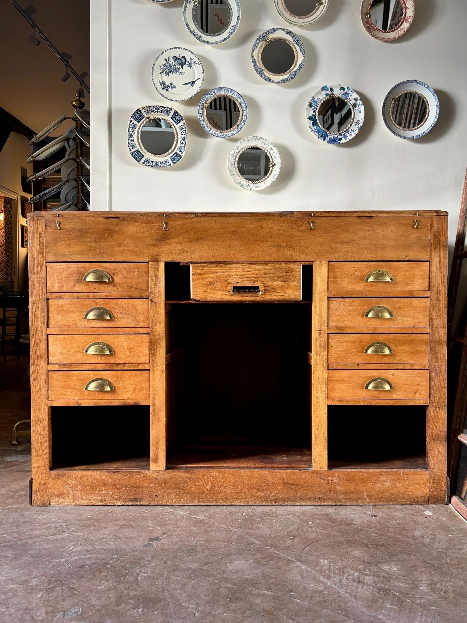 Counter, glass-fronted wooden workbench in dark wood, 8 drawers.