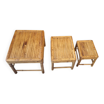 Ensemble de 3 tables en bambou patiné des années 1960, style milieu de siècle.