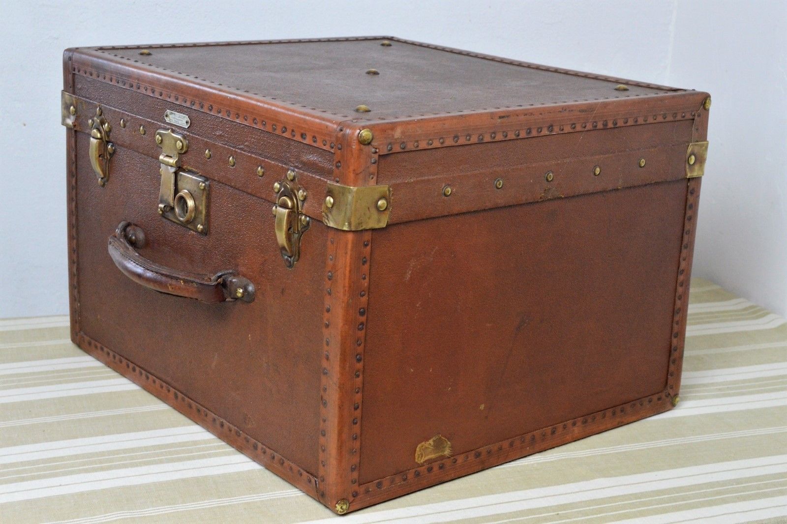 Old trunk of luxury Lavoet