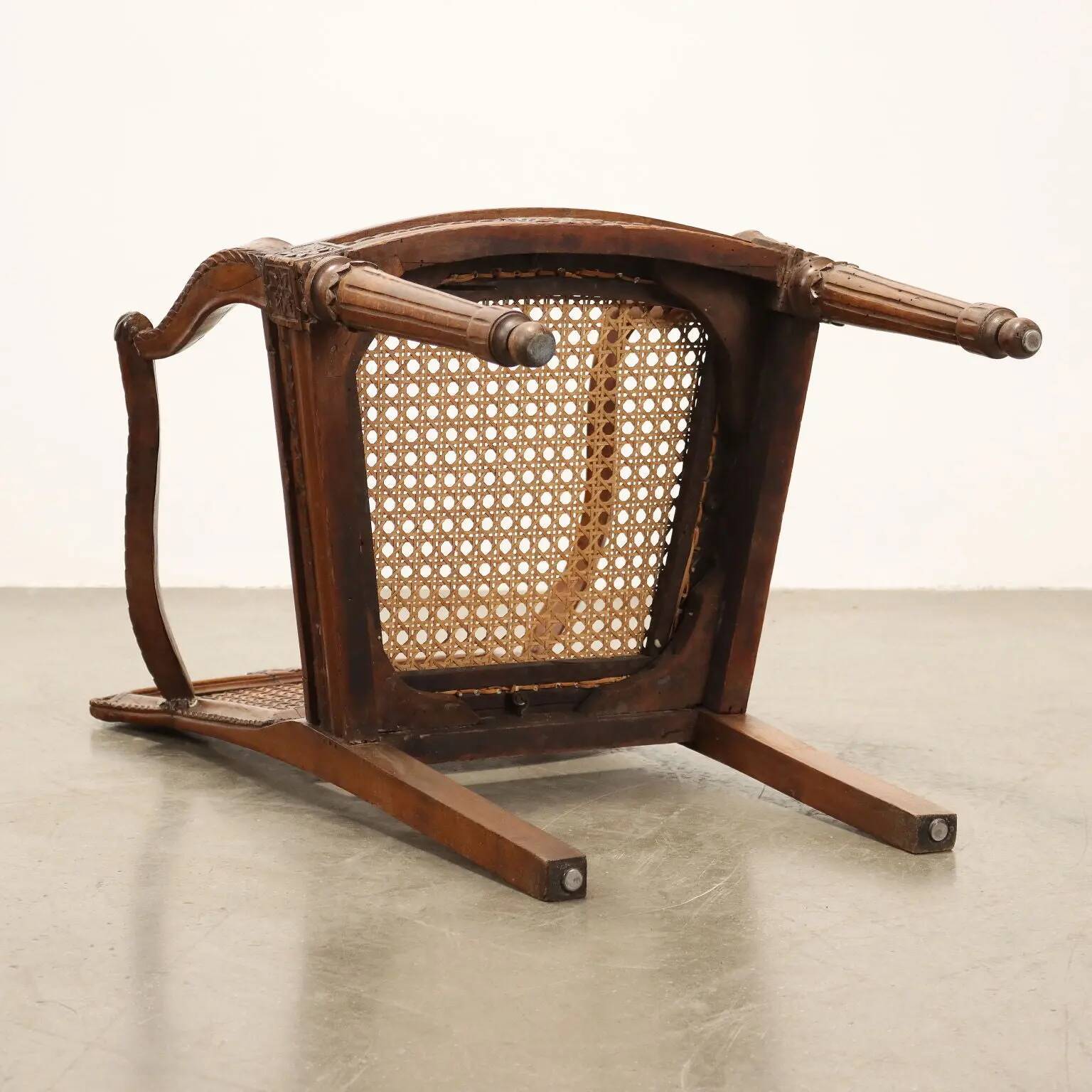 Fauteuil ancien de style néoclassique en noyer et hêtre, France '700