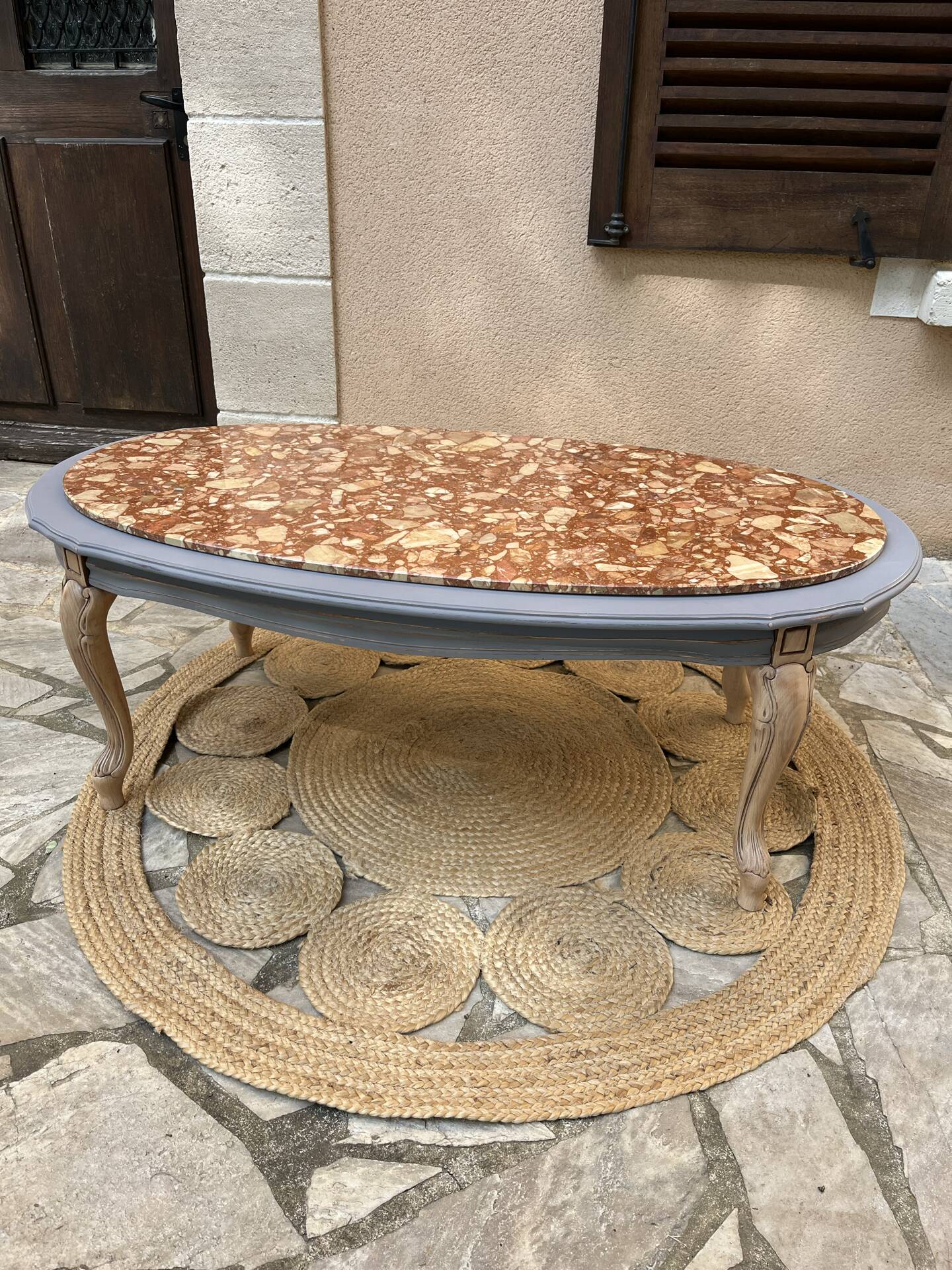 Oval coffee table in marble and wood