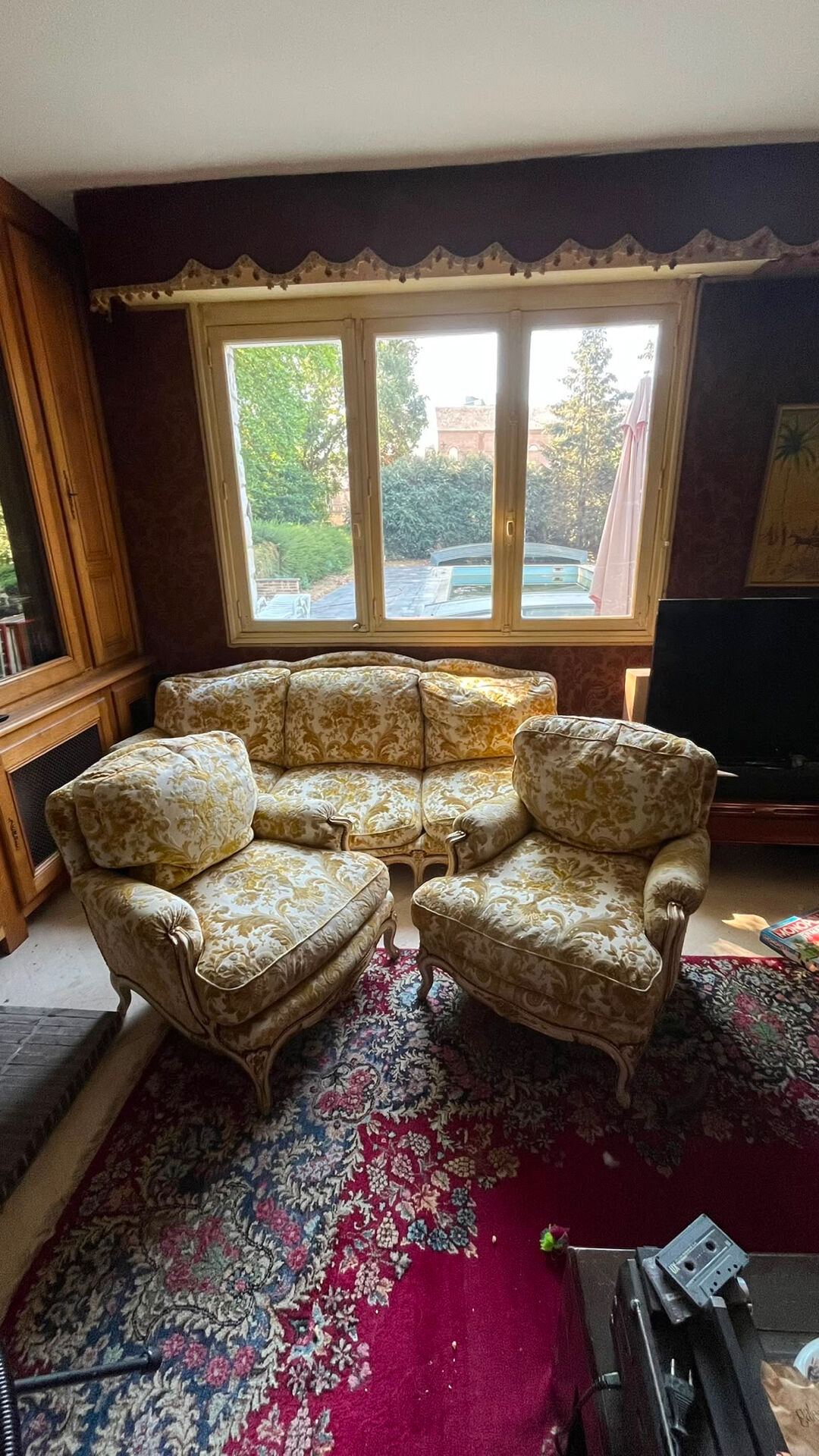 2 fauteuils et un canapé vintage velours jaune et or.