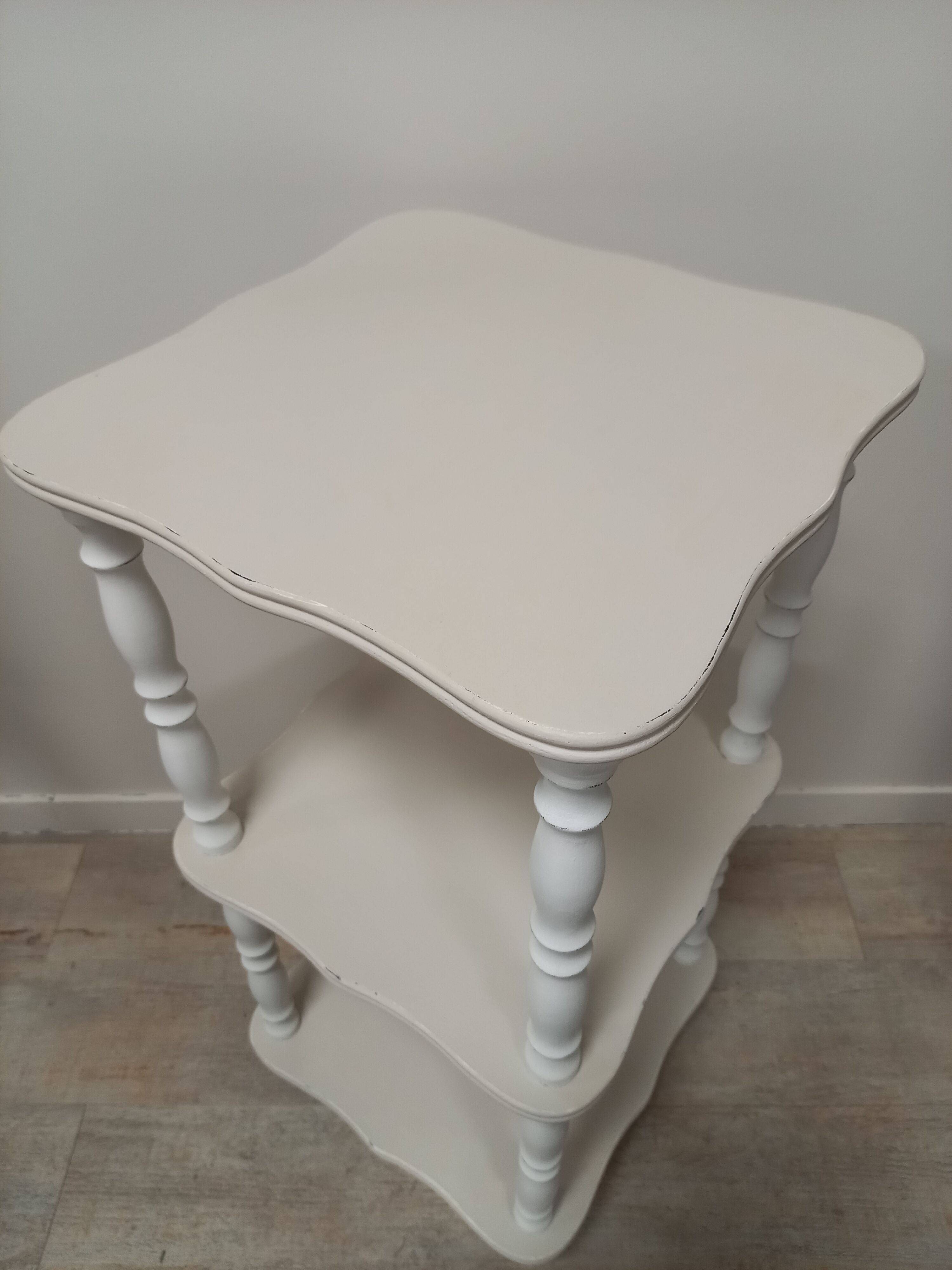 Beige and white patinated square saddle