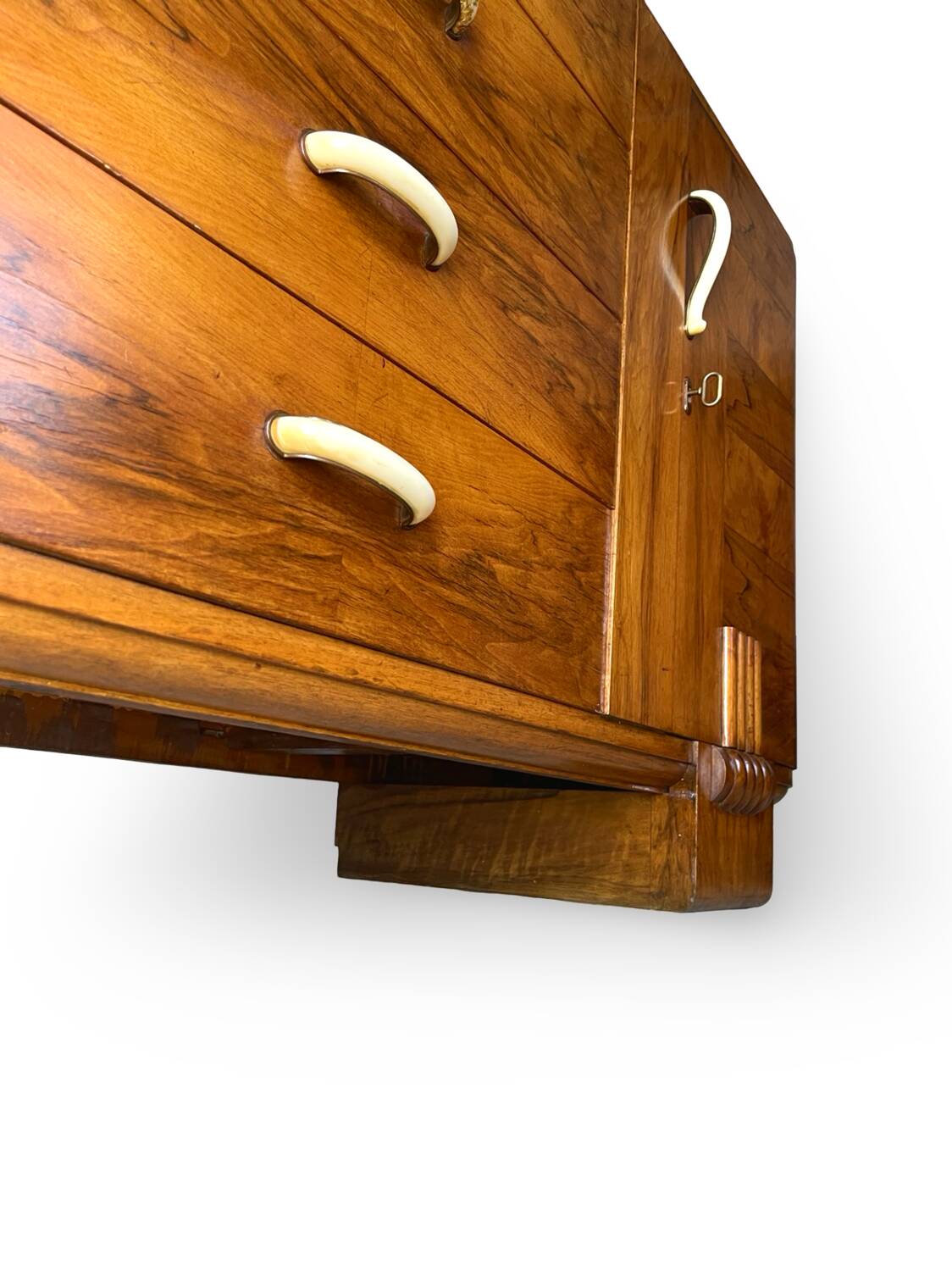 Buffet en noyer Art déco italien, de grande qualité.