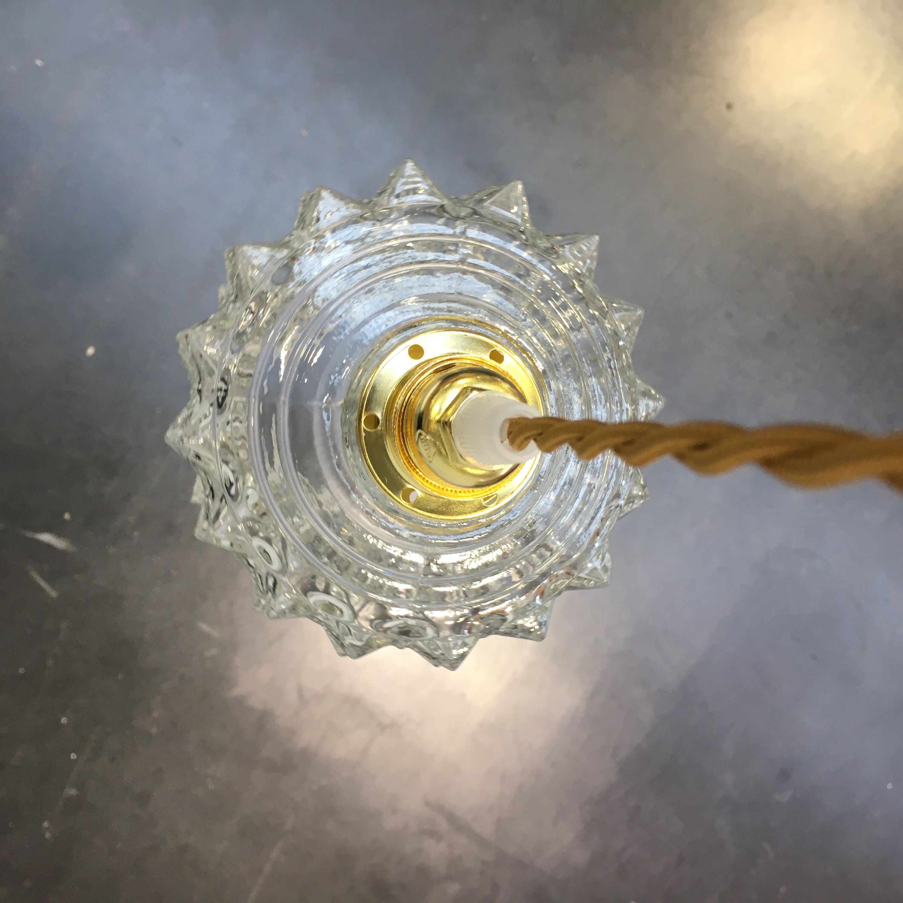 Vintage suspension in transparent diamond tip glass