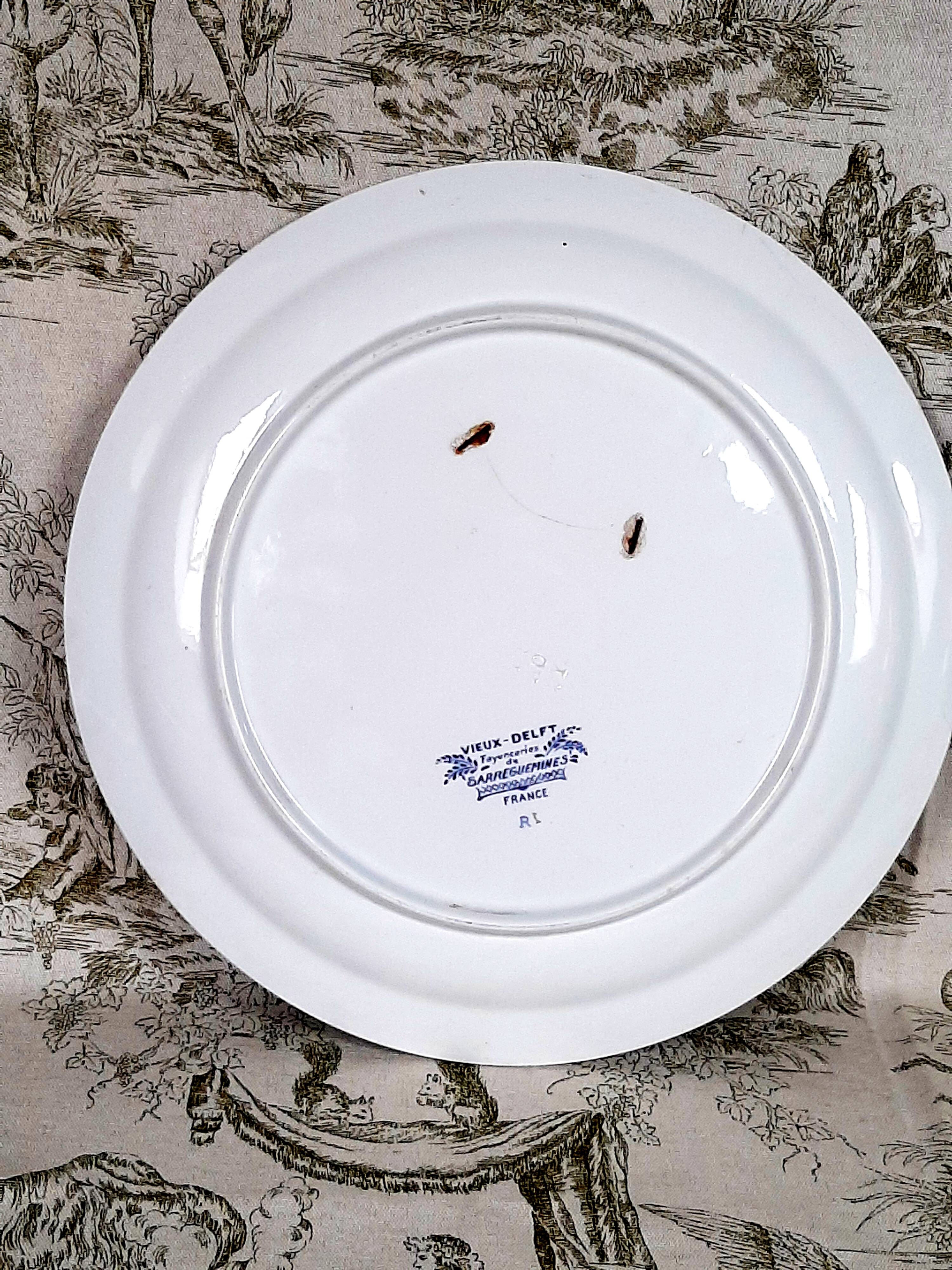 Antique serving dish in Sarreguemines earthenware with old Delft blue decoration.