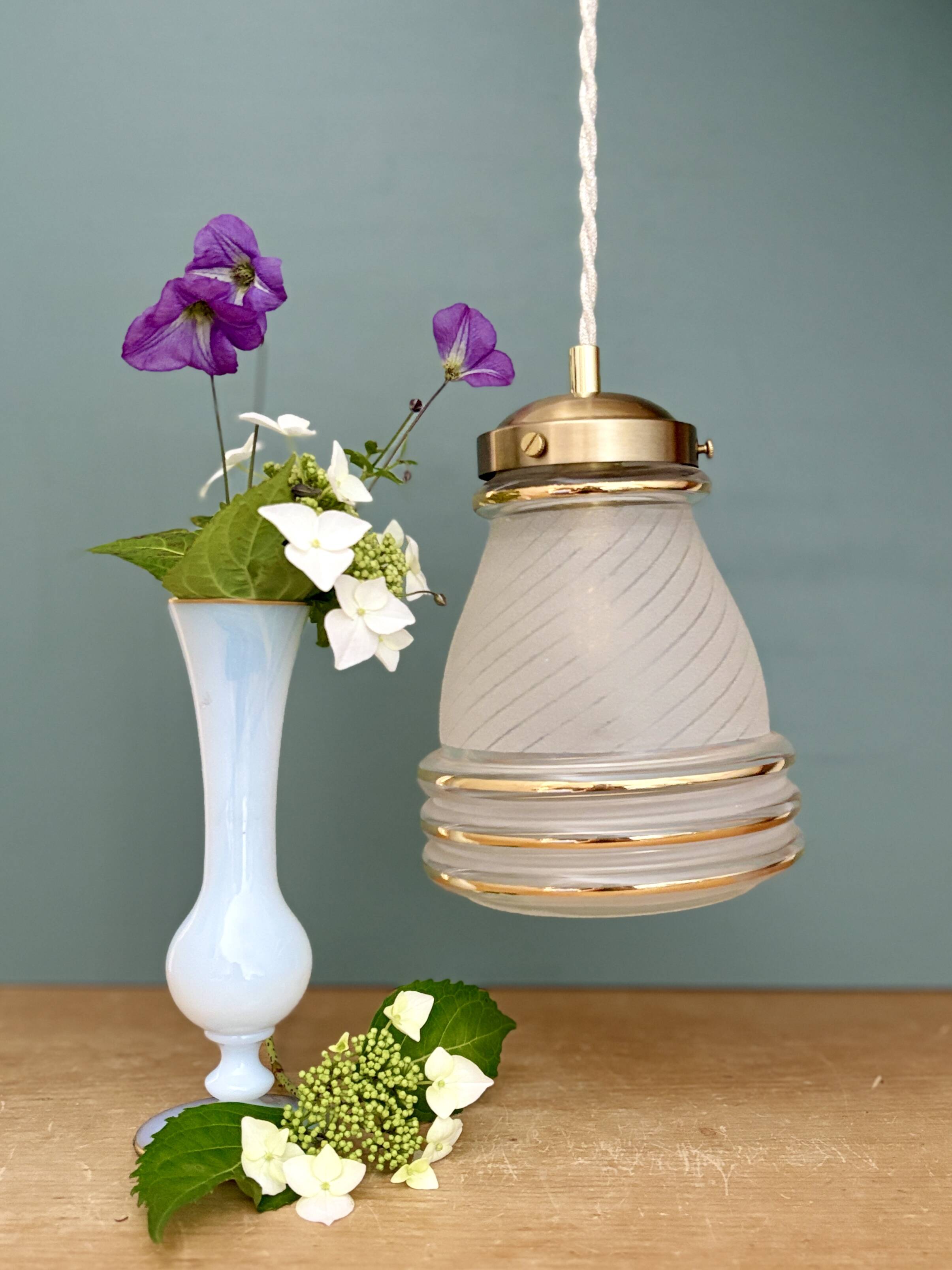 Suspension globe antique Art Deco in frosted white and gold glass.