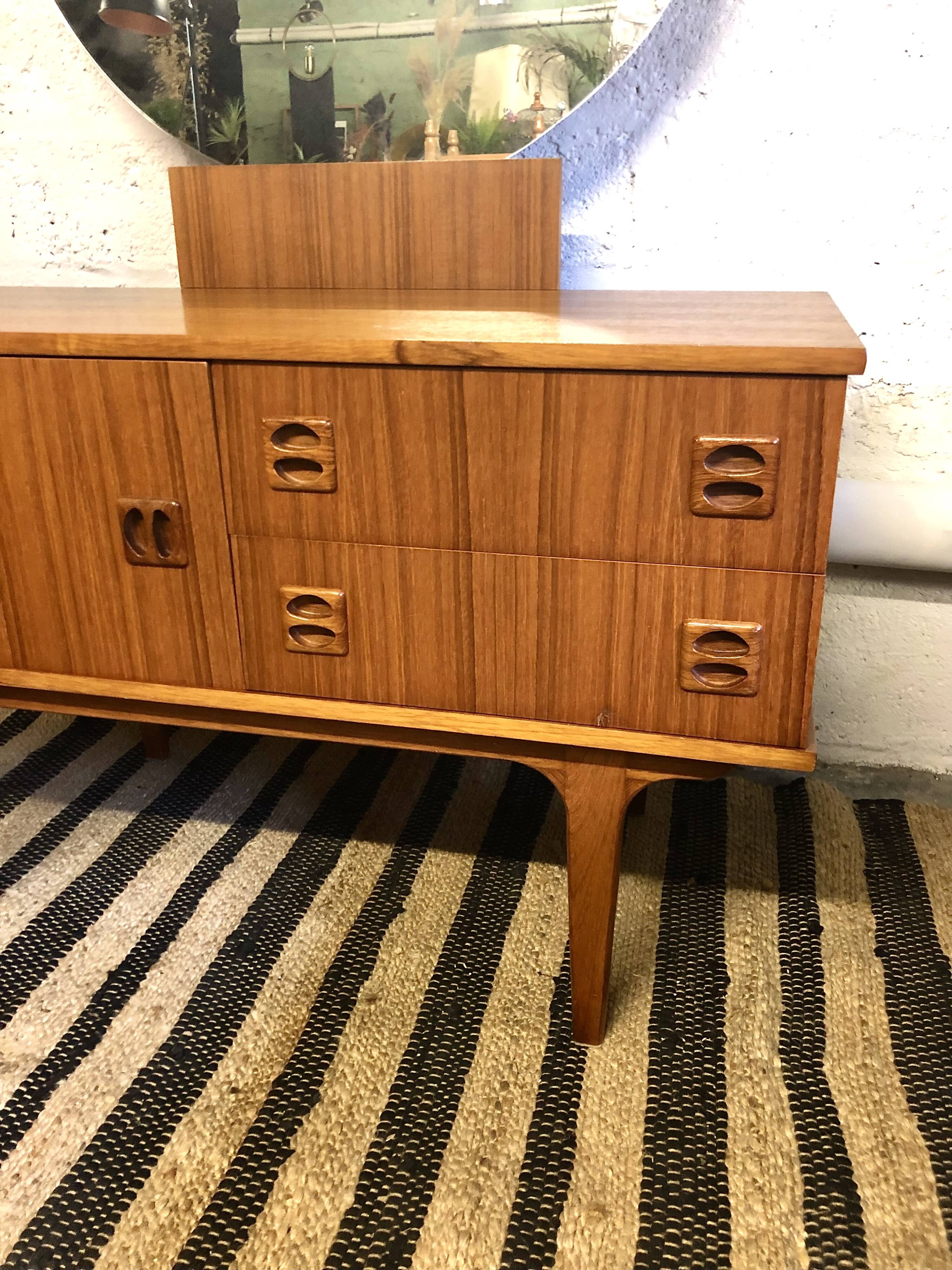 Scandinavian dressing table round mirror