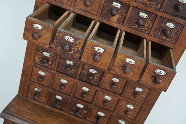 Cabinet de bijoutier, horloger en chêne, France début du 20e siècle