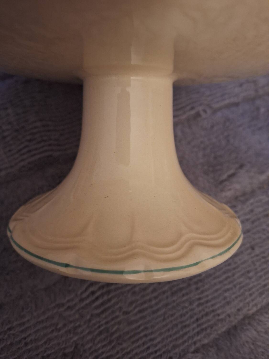 Presentation dish on earthenware foot