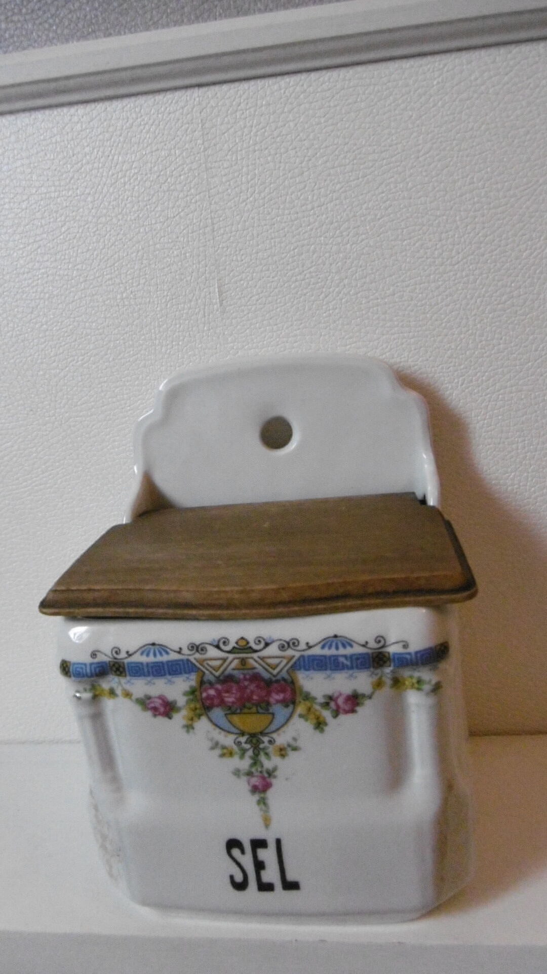 Porcelain salt box