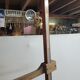 Toise de mesure ancienne en bois sur socle