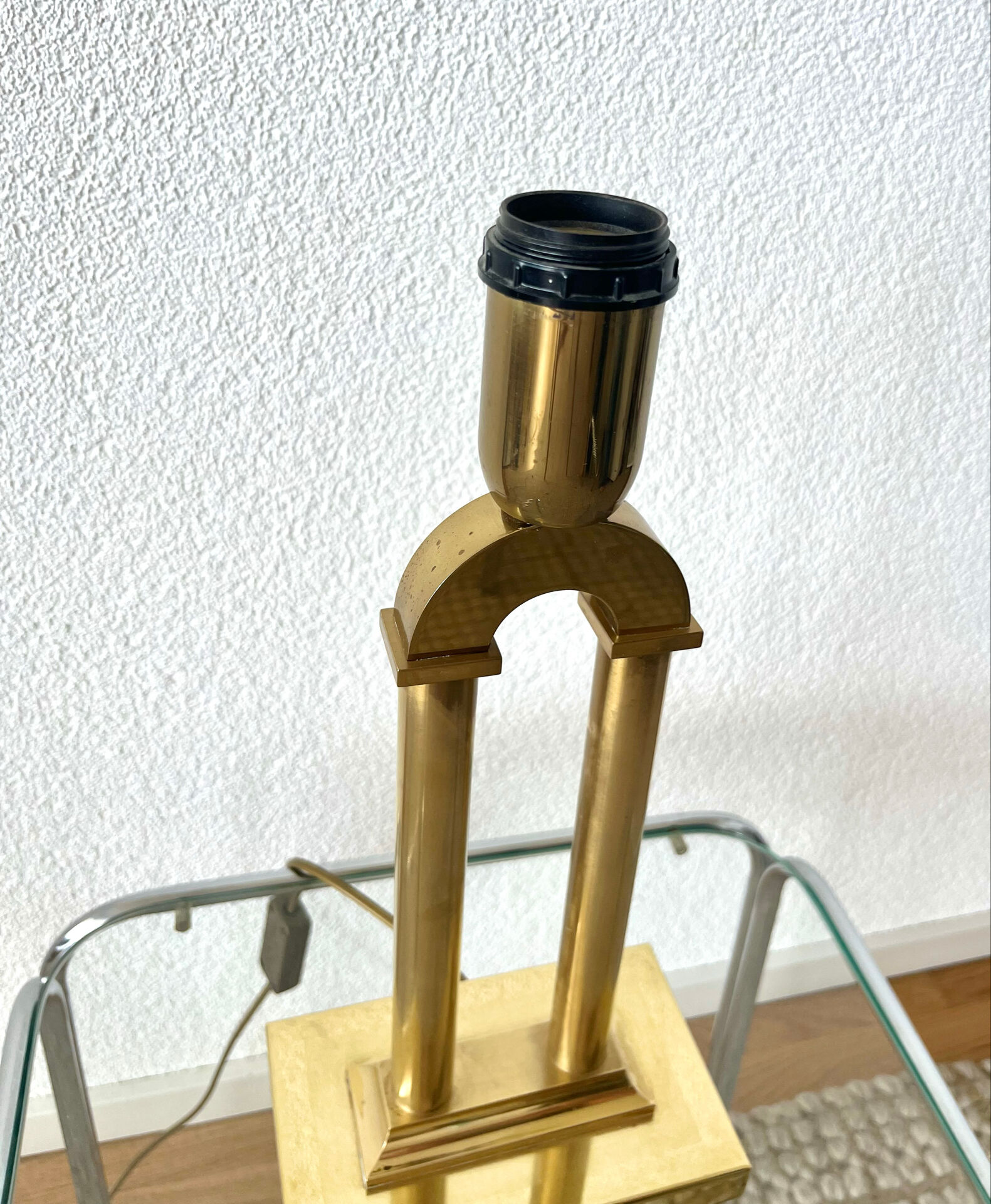 Vintage table lamp in gilded brass Hollywood Regency style.
