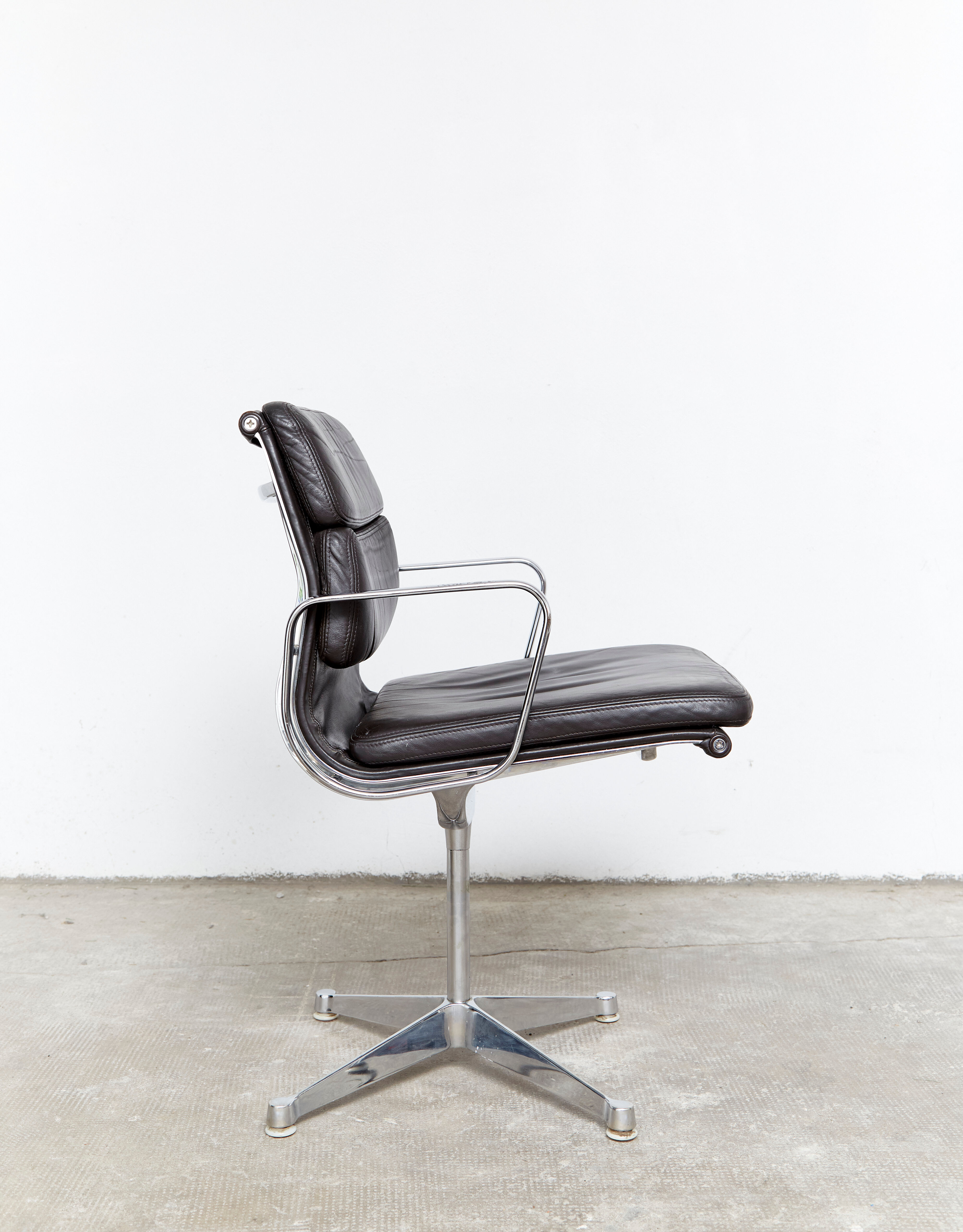Charles & Ray Eames Soft Pad Chair EA 207 for Herman Miller