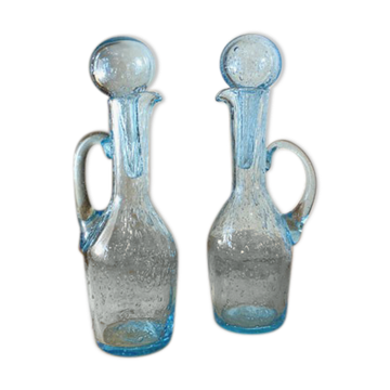Paire de carafes en verre soufflé bullé bleu