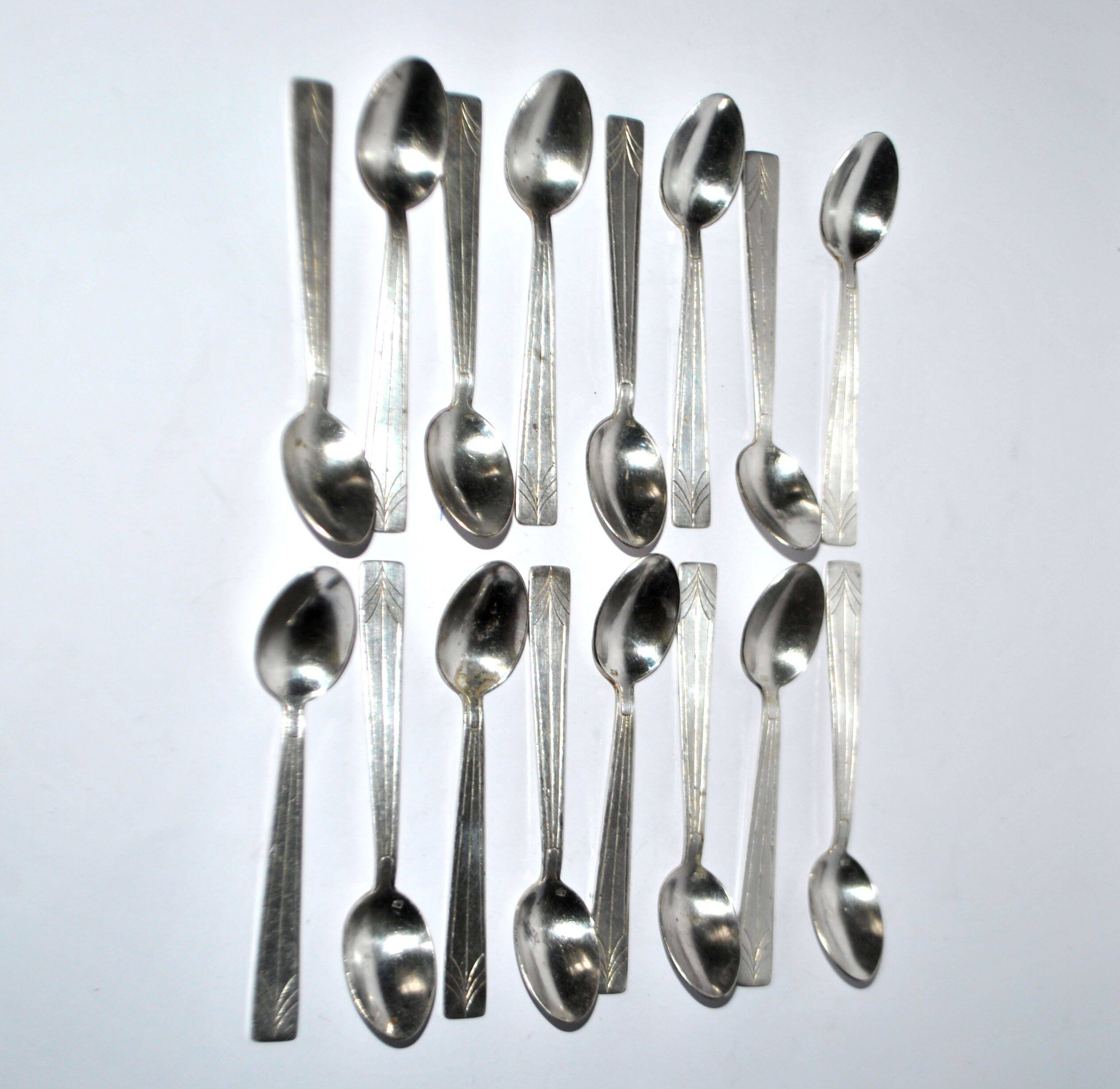 Lot de 16 cuillères à café moka Art Déco en métal argenté 12 cm