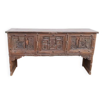 Console ancienne en bois avec chaînes