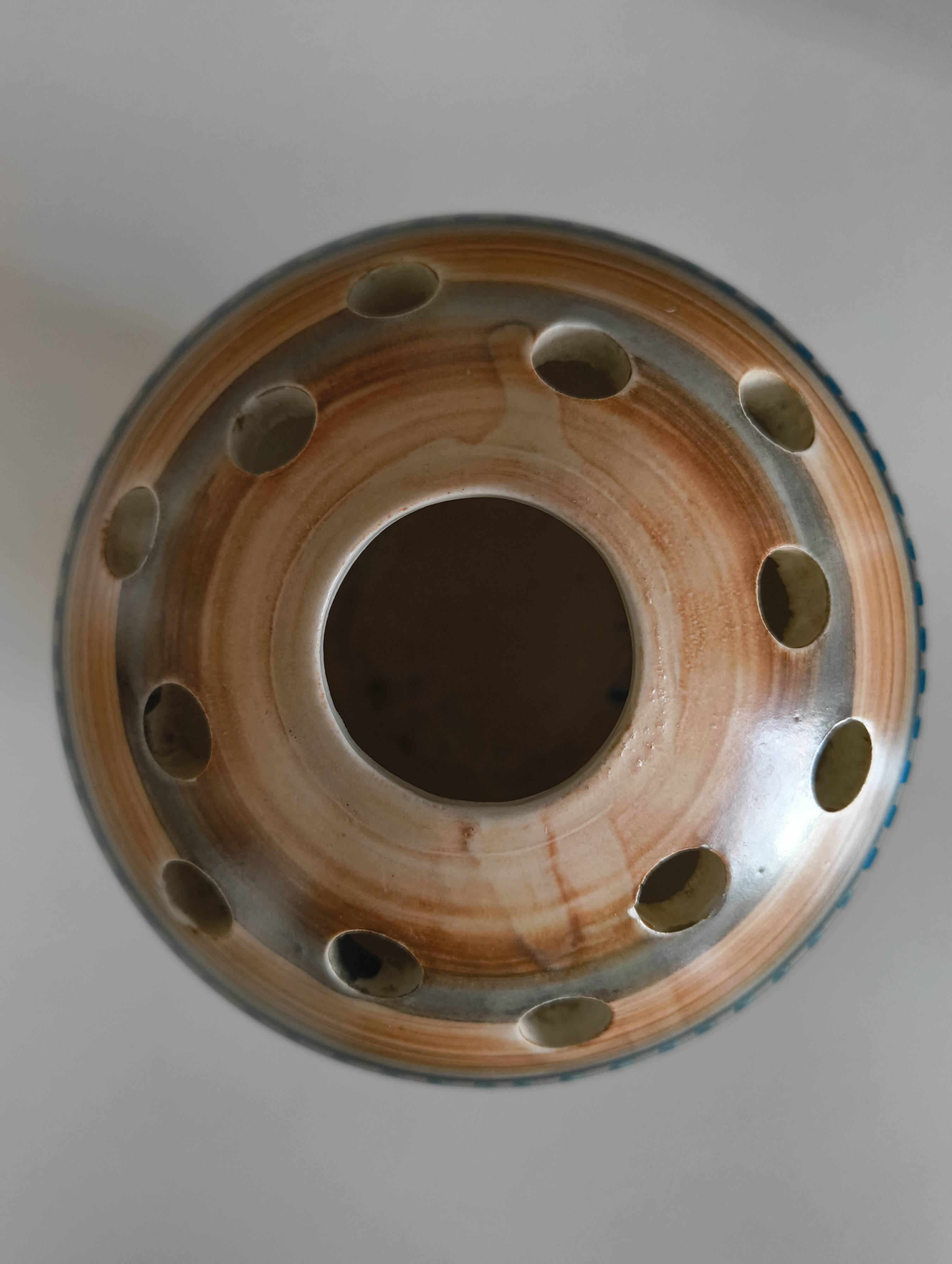 Tripod flower holder Vallauris signed MG – 1950s Superb flower holder in