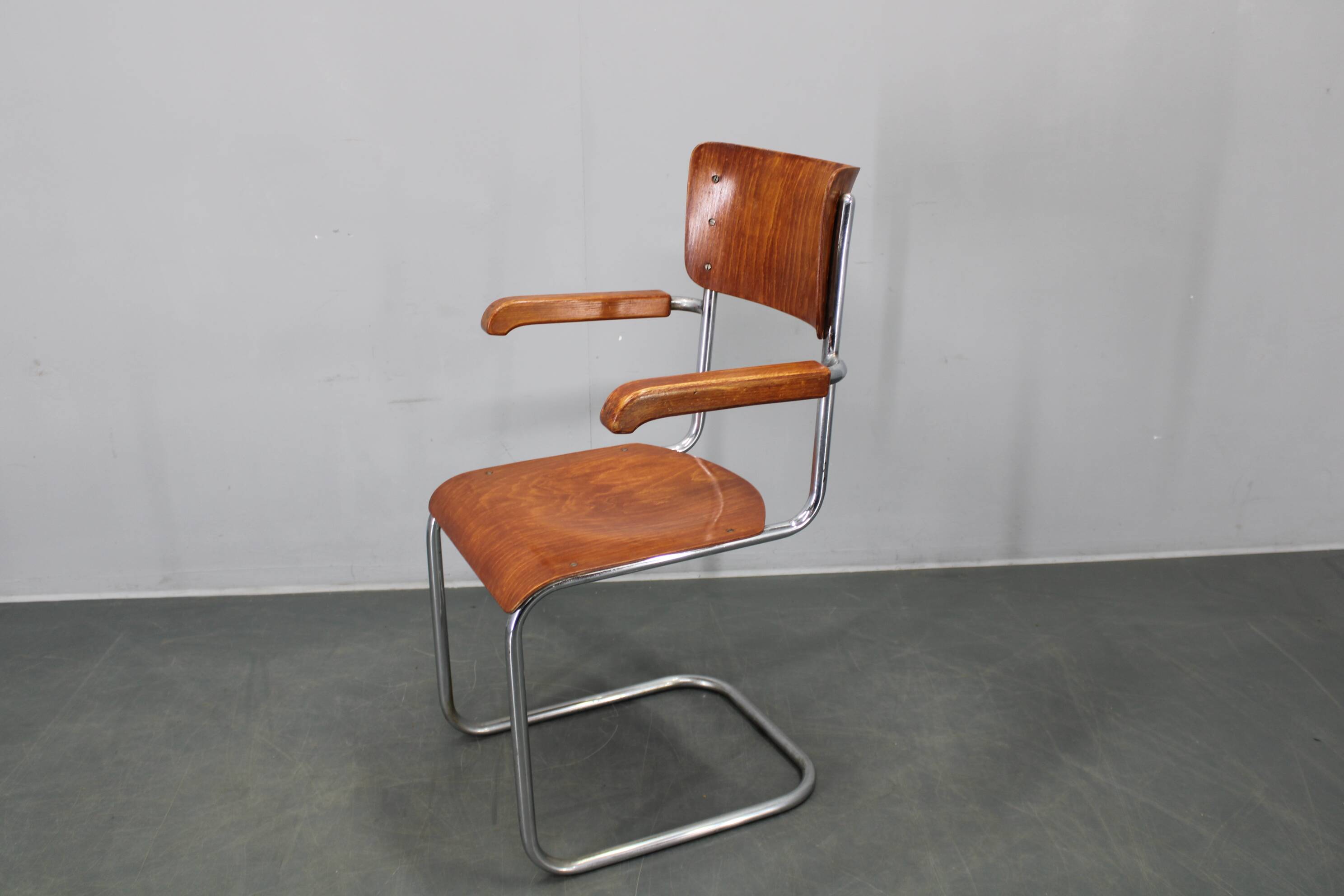 Bauhaus cantilever armchair in chrome tubular steel and beech, 1930s