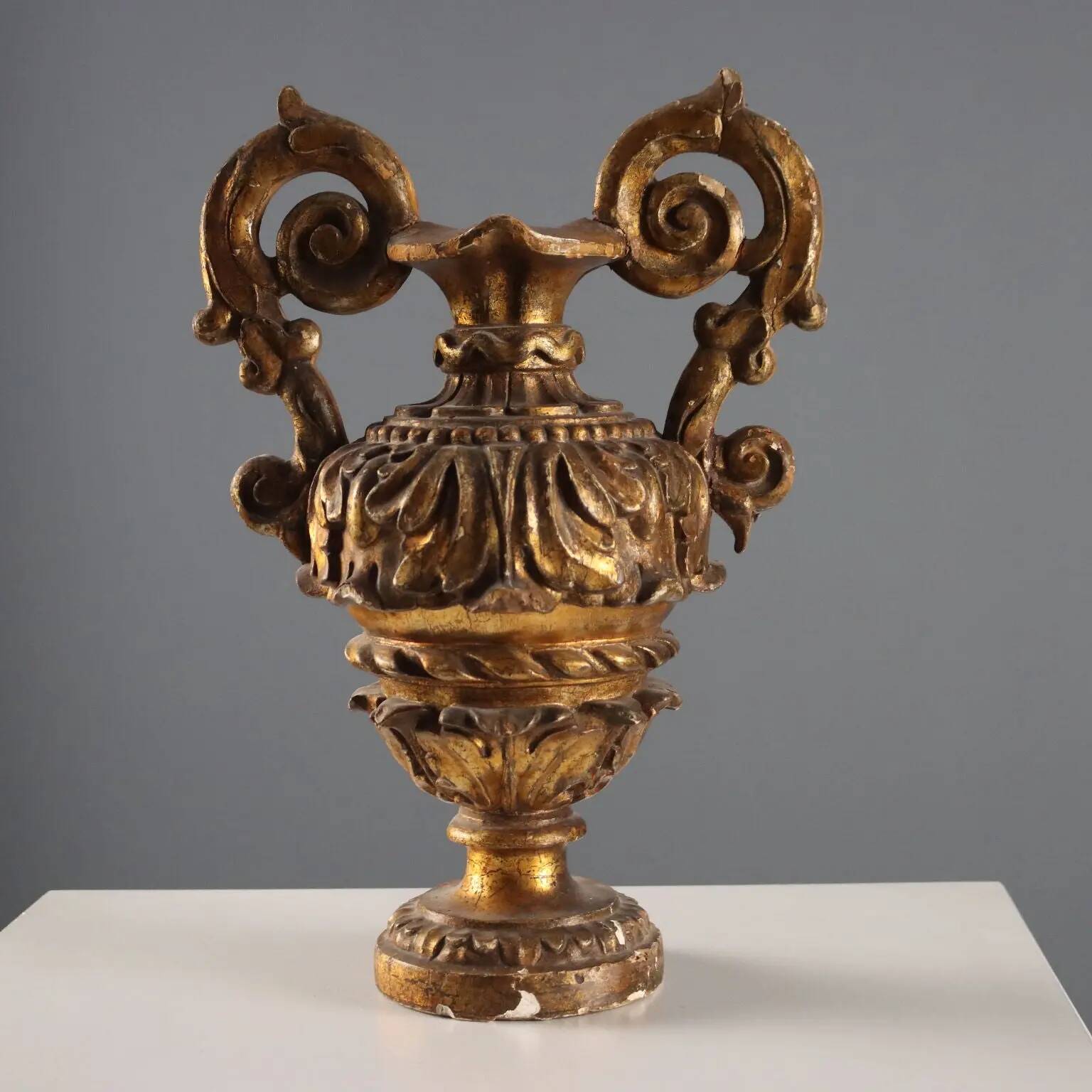 Vase baroque ancien en bois sculpté et doré, Italie XVIII Century