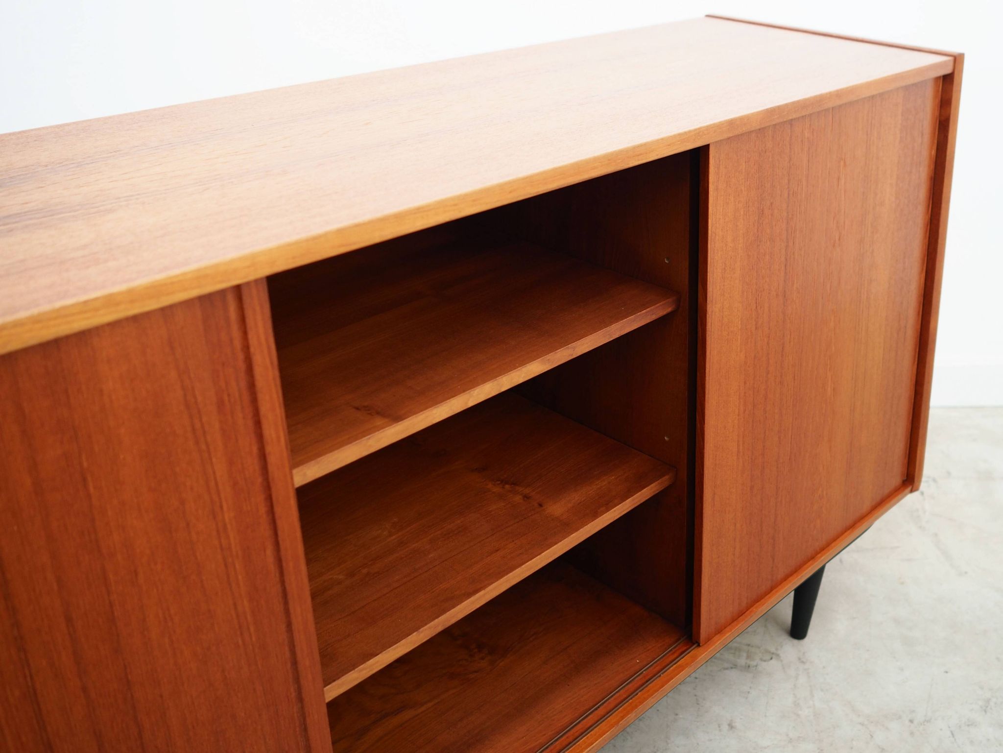 Buffet en teck, design danois, années 1970, production : Danemark