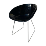 Chaise coque noir et piétement chromés