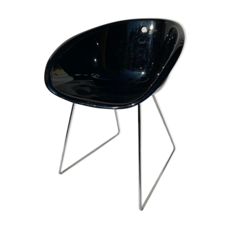 Chaise coque noir et piétement chromés