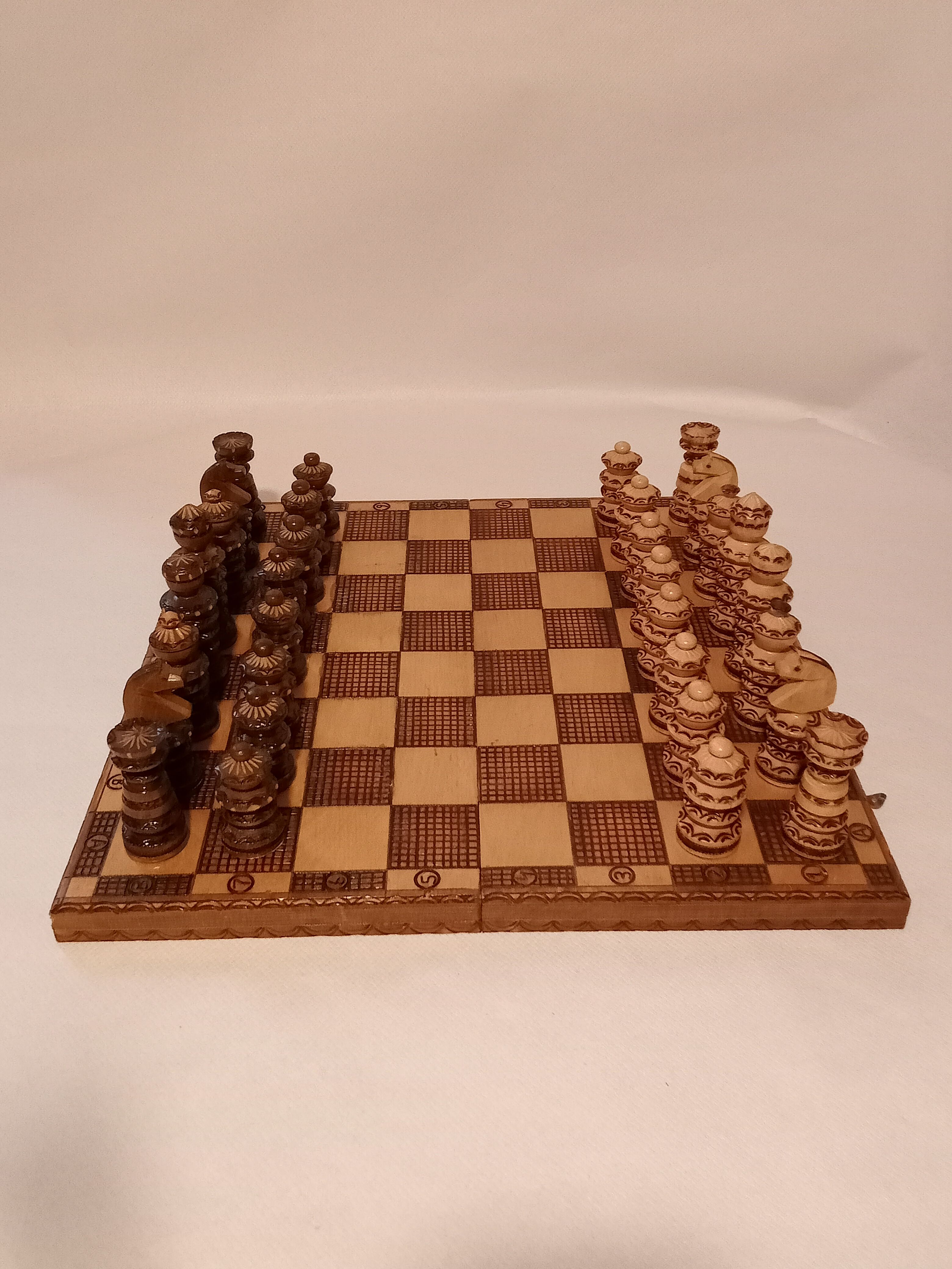 Échiquier ancien et son jeu d'échecs années 1880