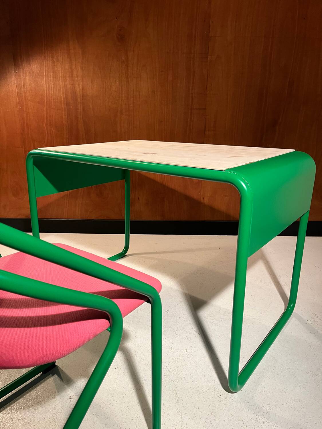 Bureau et sa chaise vintage vers 1980
