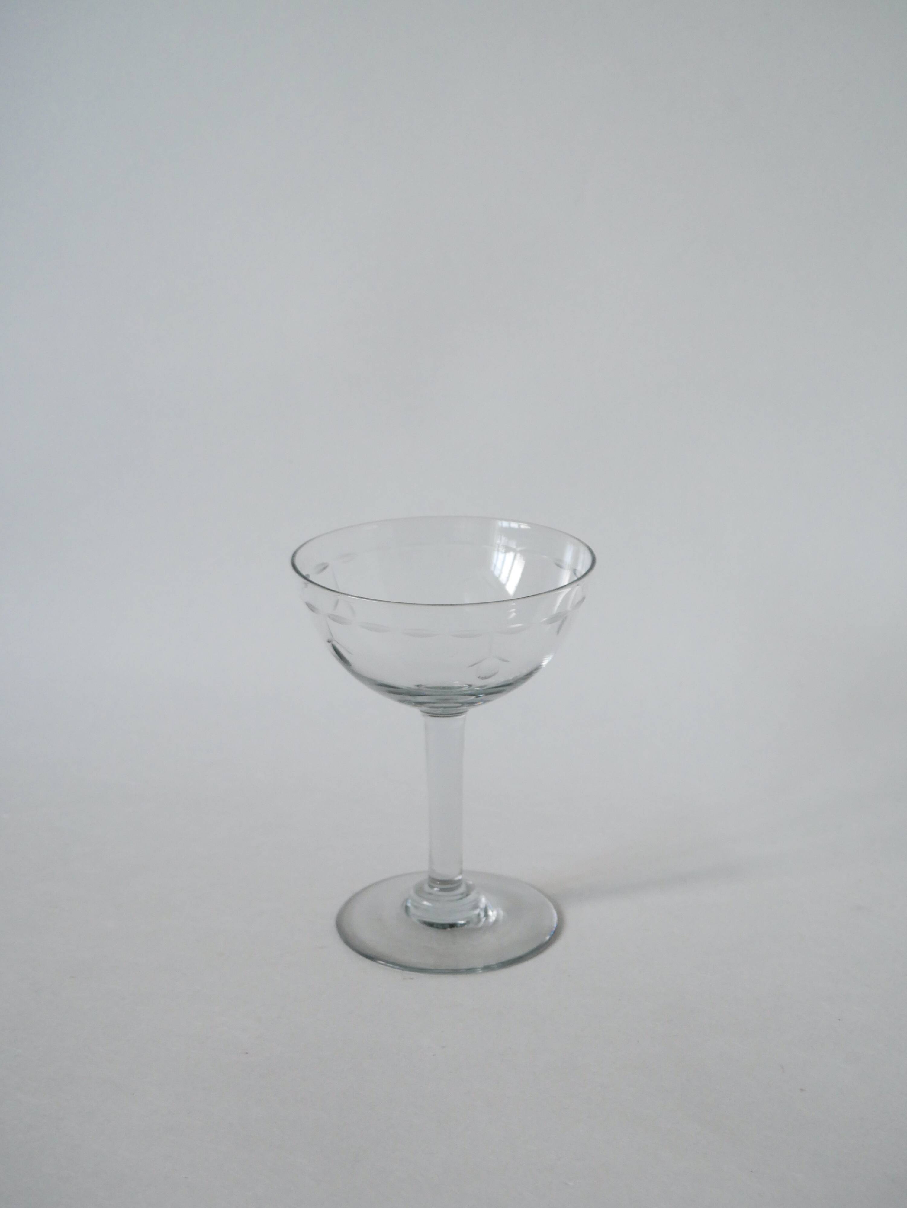 Magnificent set of 6 mismatched crystal champagne glasses 1930-1950 11 x 9 cm. In excellent condition