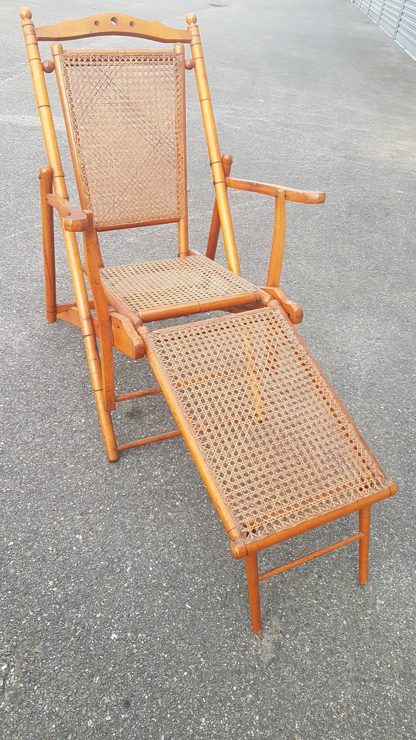 Folding chaise longue 1900 in beech