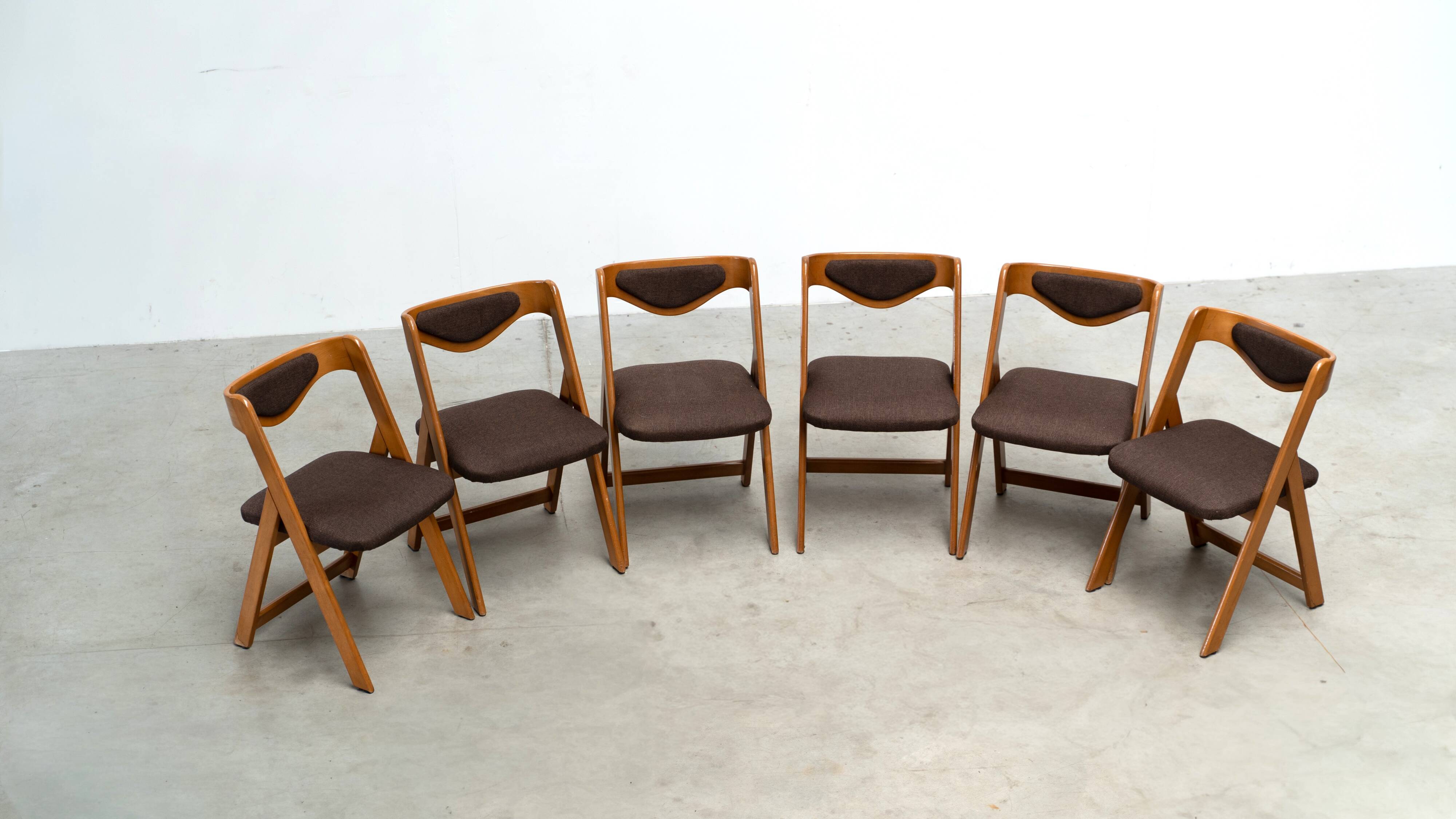 Ensemble de six chaises de salle à manger sculpturales italiennes.