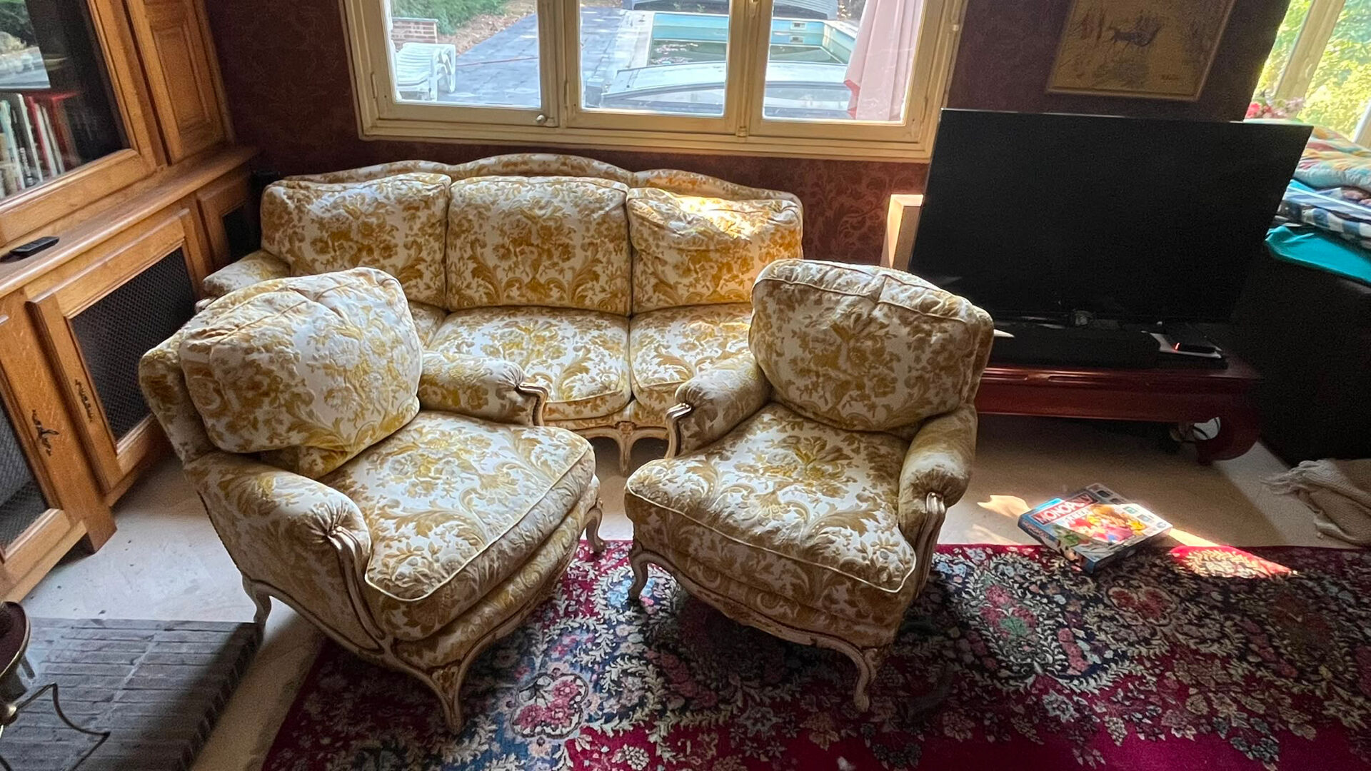 2 fauteuils et un canapé vintage velours jaune et or.